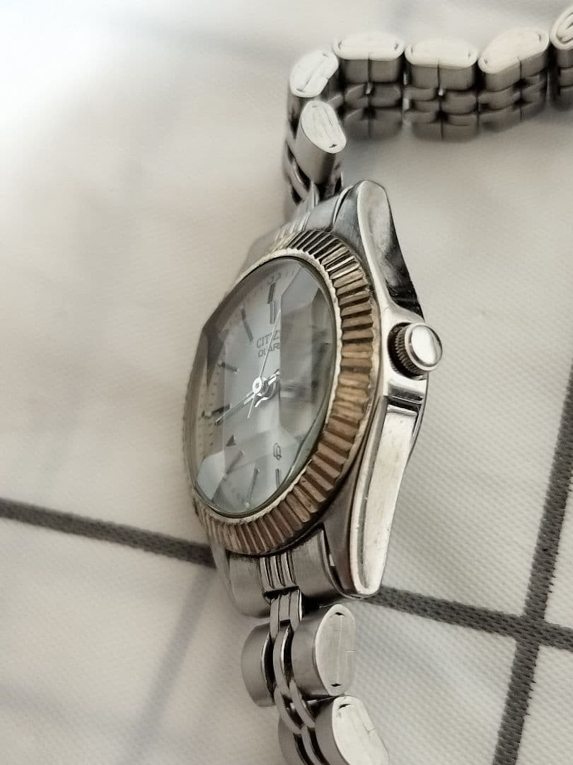 Excellent condition CITIZEN quartz day-date watch with cut glass, model 6000.
