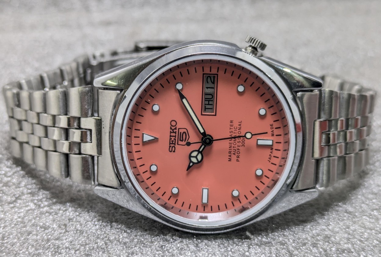 Vintage Seiko 5 automatic Day Date Movement No.7009A Japan made men’s watch.