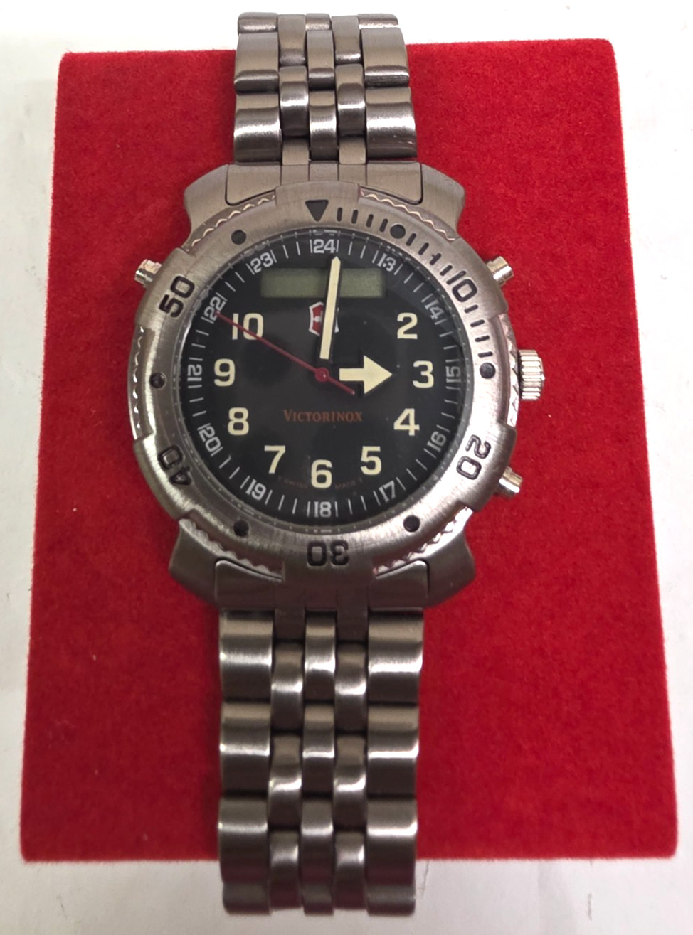 Victorinox Swiss Army Summit Stainless St Black Dial Men’s Watch model 35098 NIB