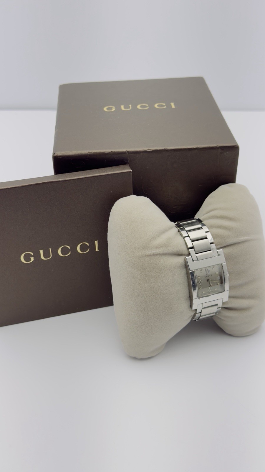 Vintage Gucci 7700L Women’s Swiss Made 7 Jewels Gold Plated Interior Base Watch.