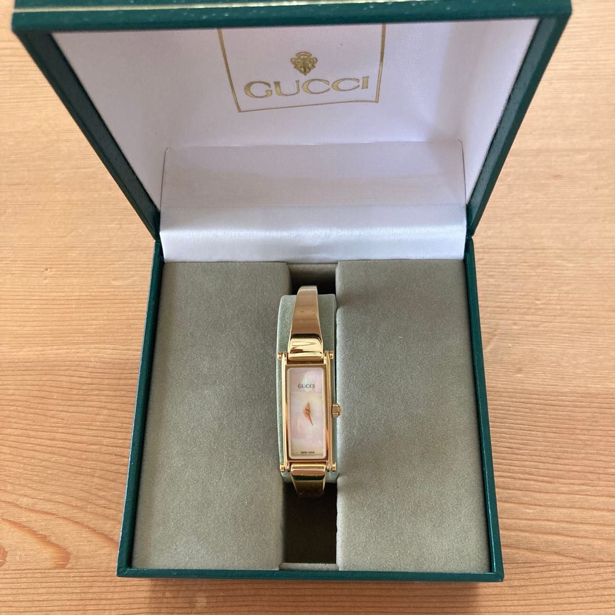 Excellent condition GUCCI 1500L Watch Gold Shell Dial Bangle with Box Working Vi