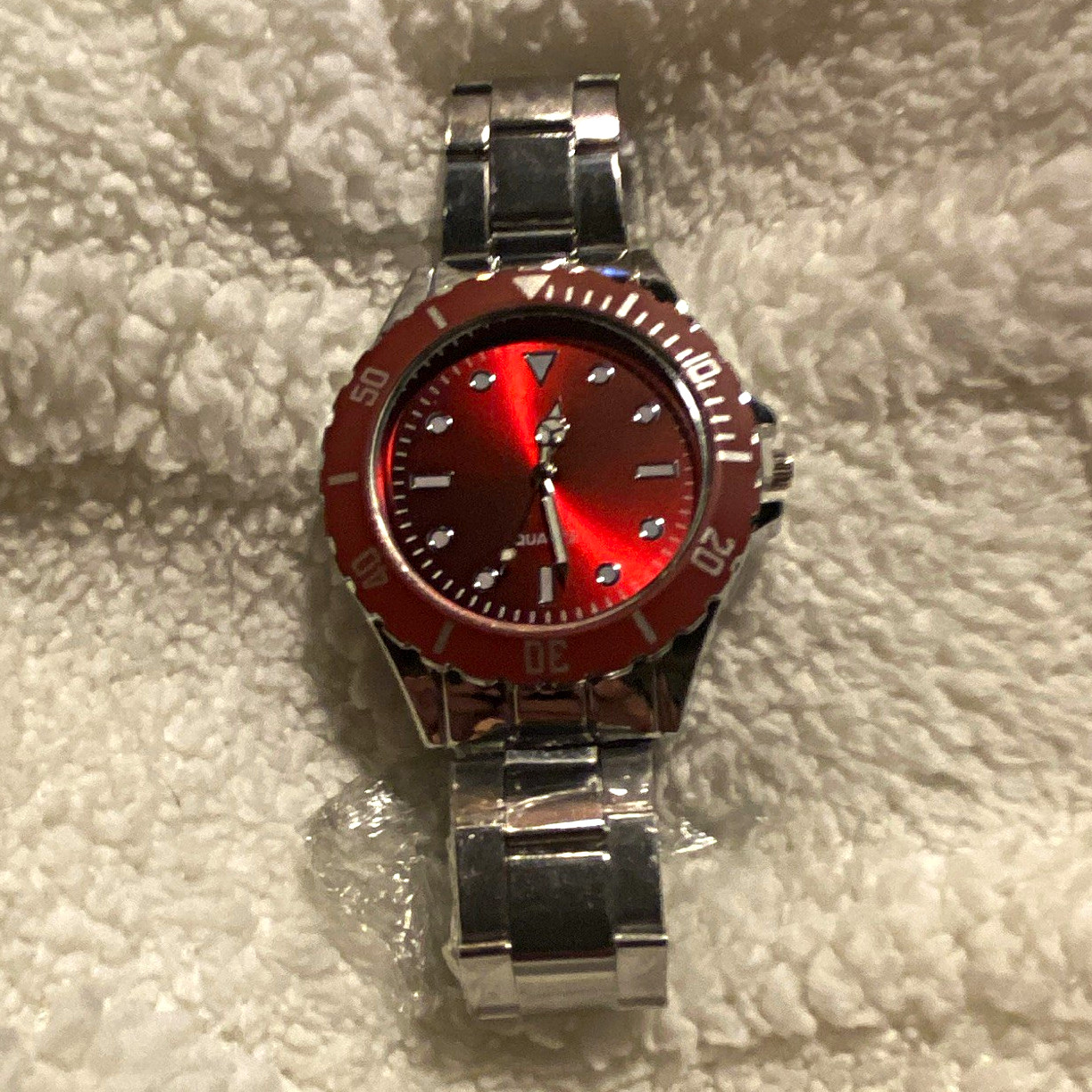 Men’s Analog Quartz Watch Red Sunburst Dial Red Bezel Silver Metal Bracelet