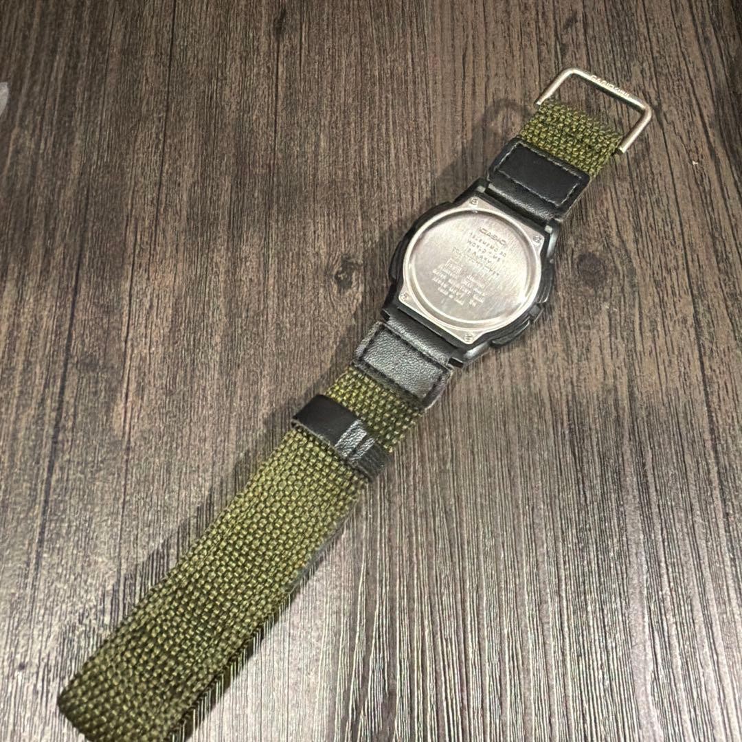 Excellent condition CASIO AW-80 2747 green digital-analog watch.