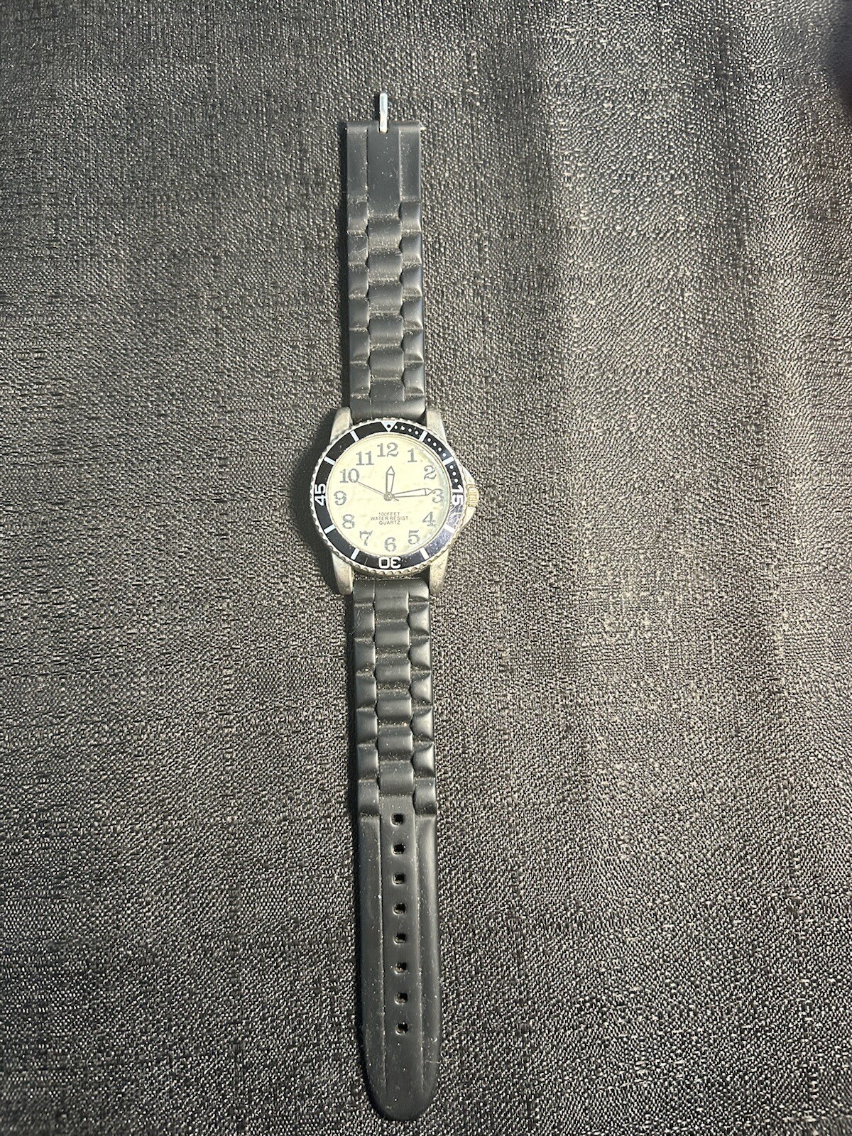 AW49779W BLACK SILICONE BAND(need Fix) SILVER tone Watch Need BATTERY
