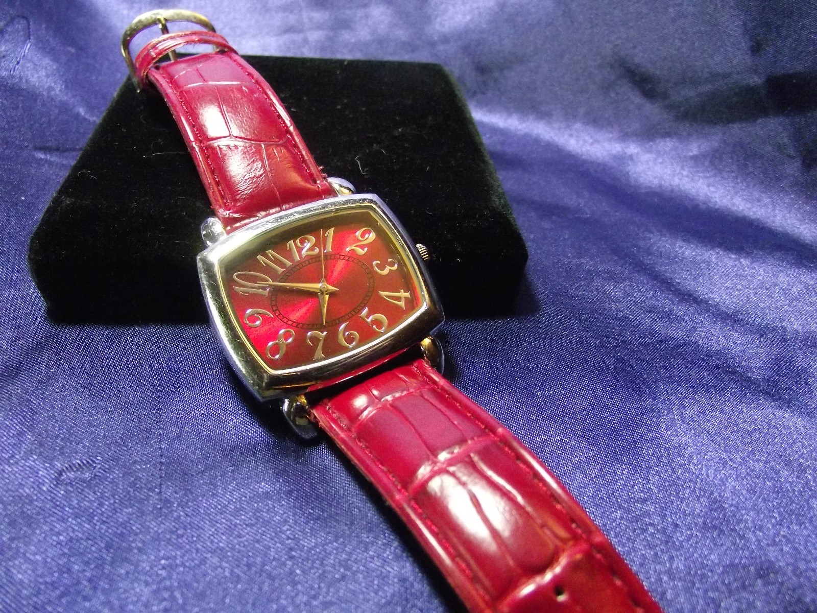 Woman’s Dark Red Quartz Watch **Nice** B17-718 ZC