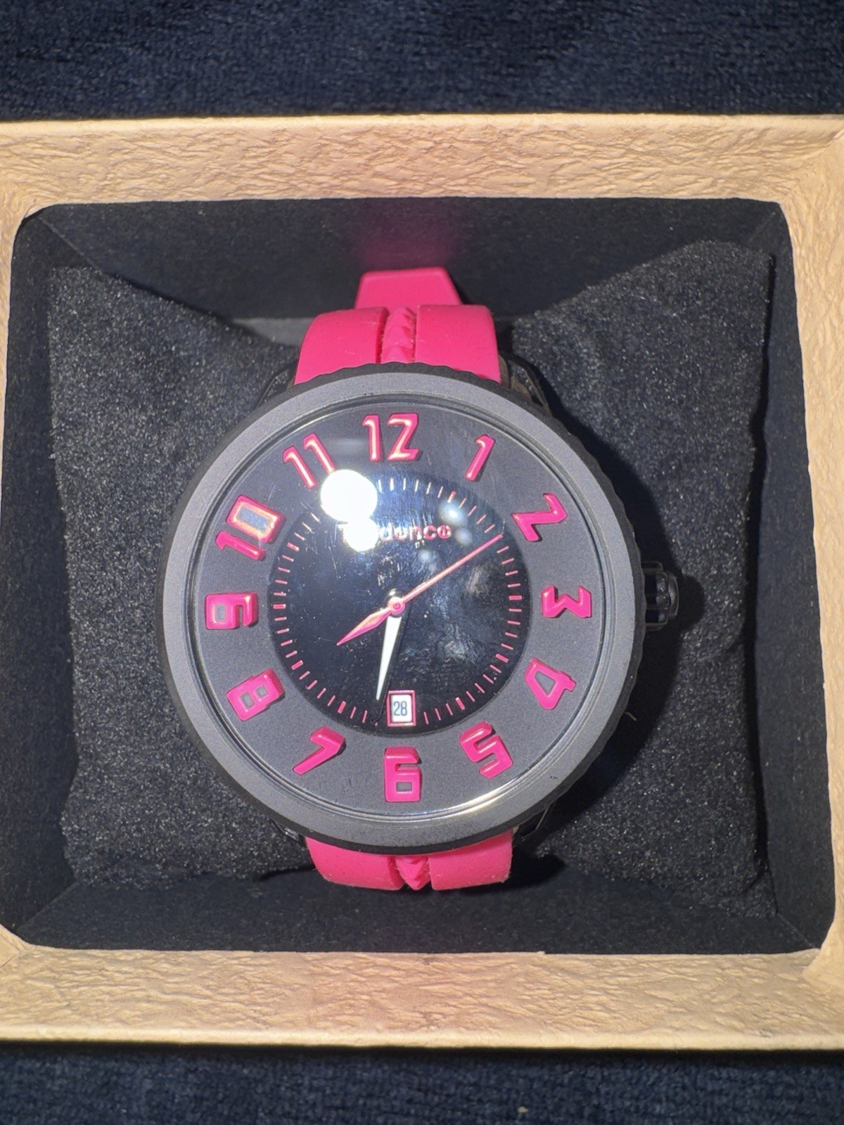 Tendence Gulliver Quartz Analog Date Black Dial Pink Silicone Strap 100m