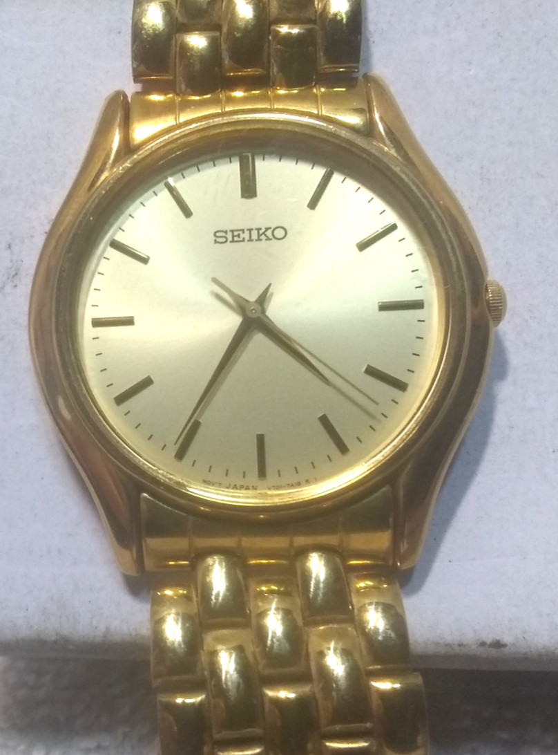 Seiko Quart Dress Watch Men V701-7A29 Gold Dial Bracelet Link Band New Bat Minty