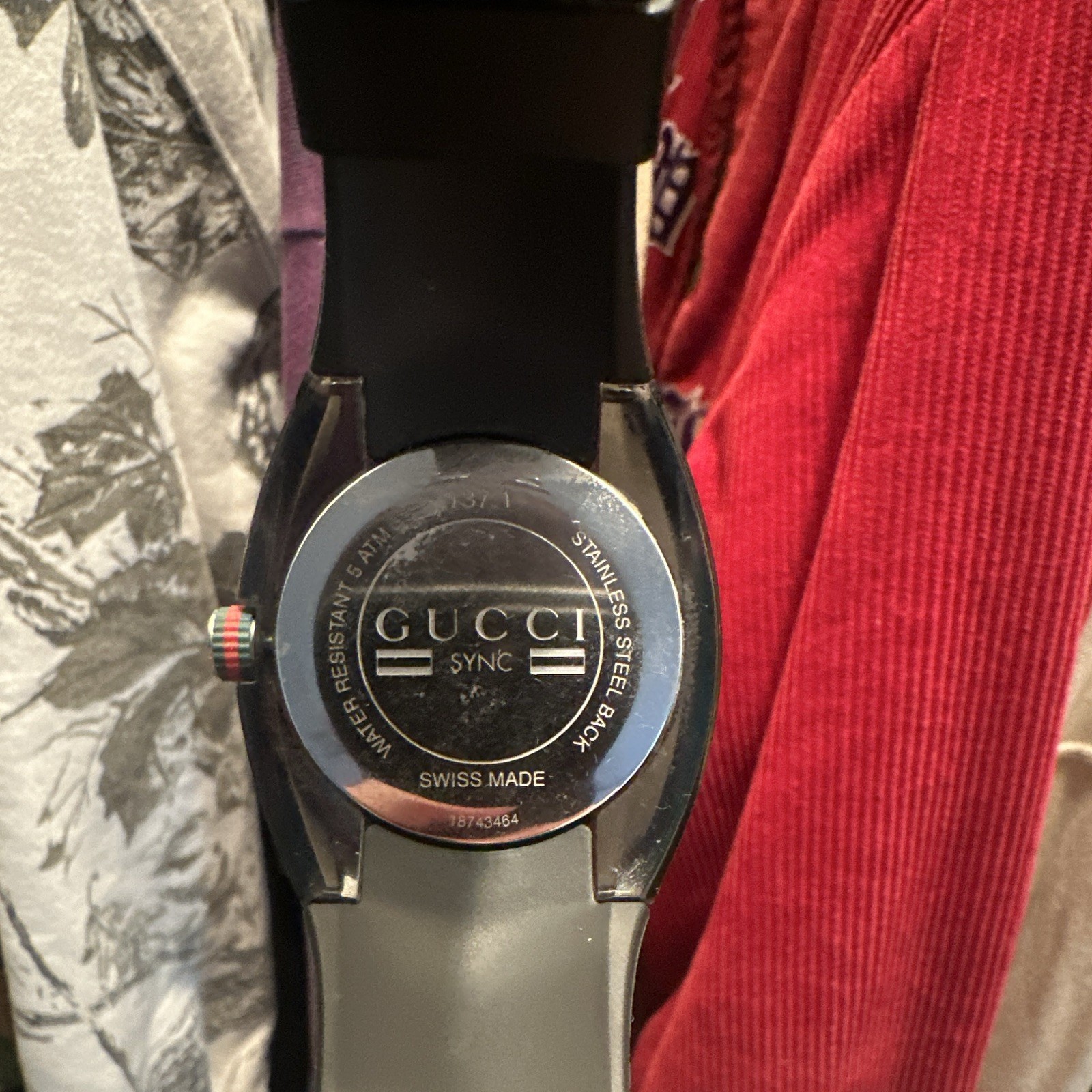 Gucci Sync Quartz Date Watch Black Dial Rubber Strap 50m WR Silver Bezel