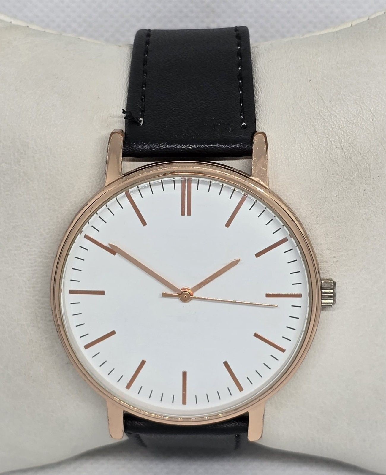 Men’s Minimalistic Round White Dial Rose Gold Tone Black Leather Strap Watch 08