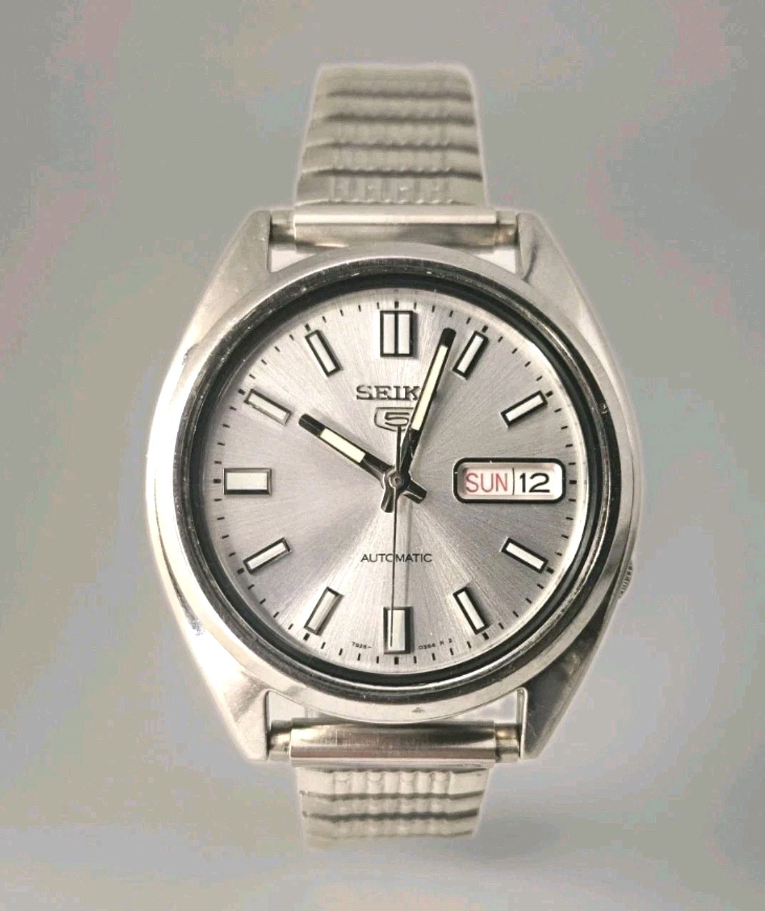 Vintage Seiko 5 Automatic 7S26-0564 Men’s 37mm 21j Silver Dial Day Date Runs