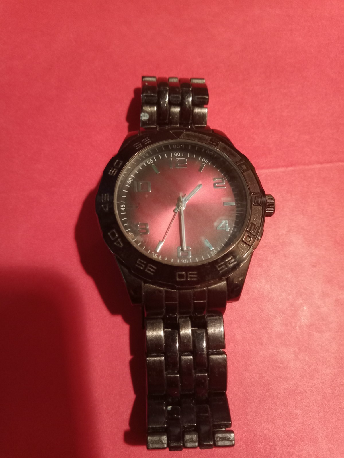 Quartz Analog Wristwatch Red Dial Black Metal Bracelet Round 12-Hour Seconds