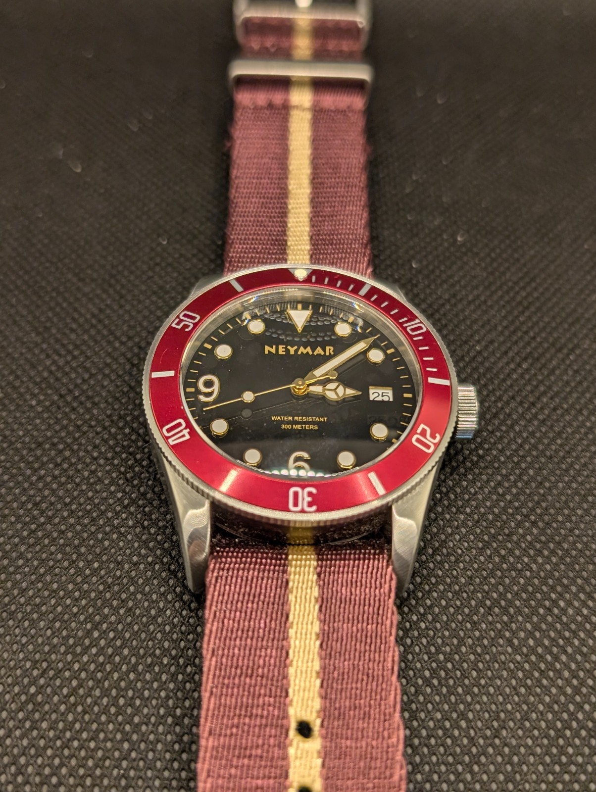 Neymar 300M Diver – Black Dial – Red Bezel – Stainless steel automatic