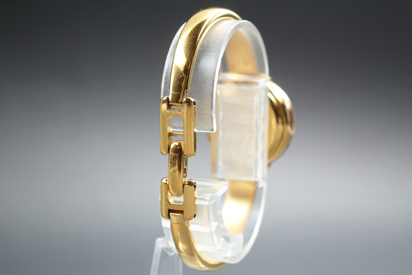 Gucci 1400L White Dial Gold Bangle Quartz 25mm Ladies Watch From JAPAN
