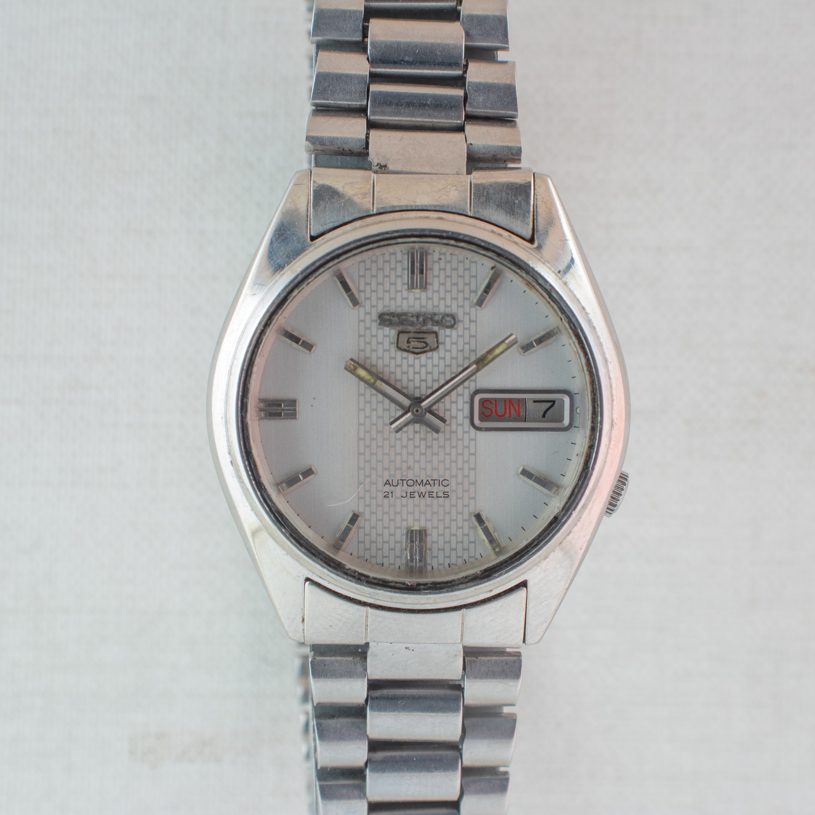 Vintage Seiko 5 Automatic Watch 7019-8180 Textured White Dial Arabic English Day