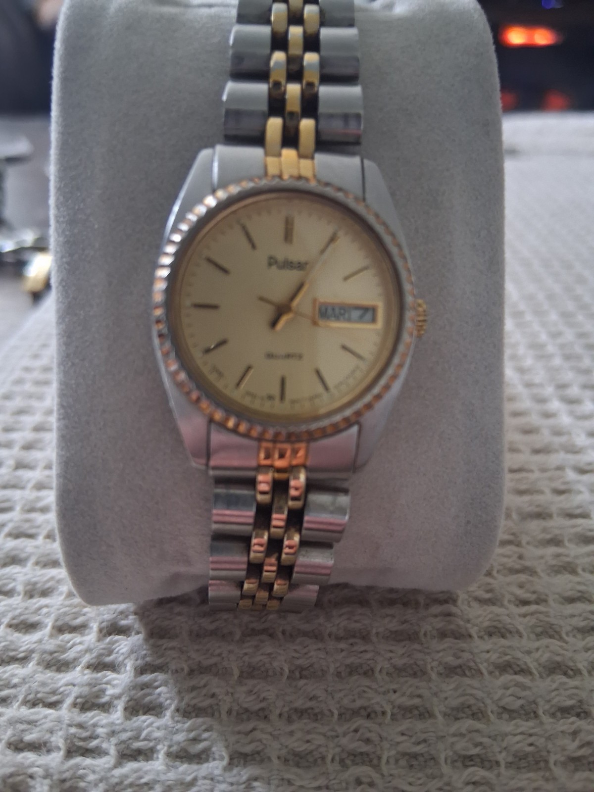 Vtg Pulsar Watch Women 24mm Gold Silver Tone Date V248-0020 6.25″ NEEDS BATTERY