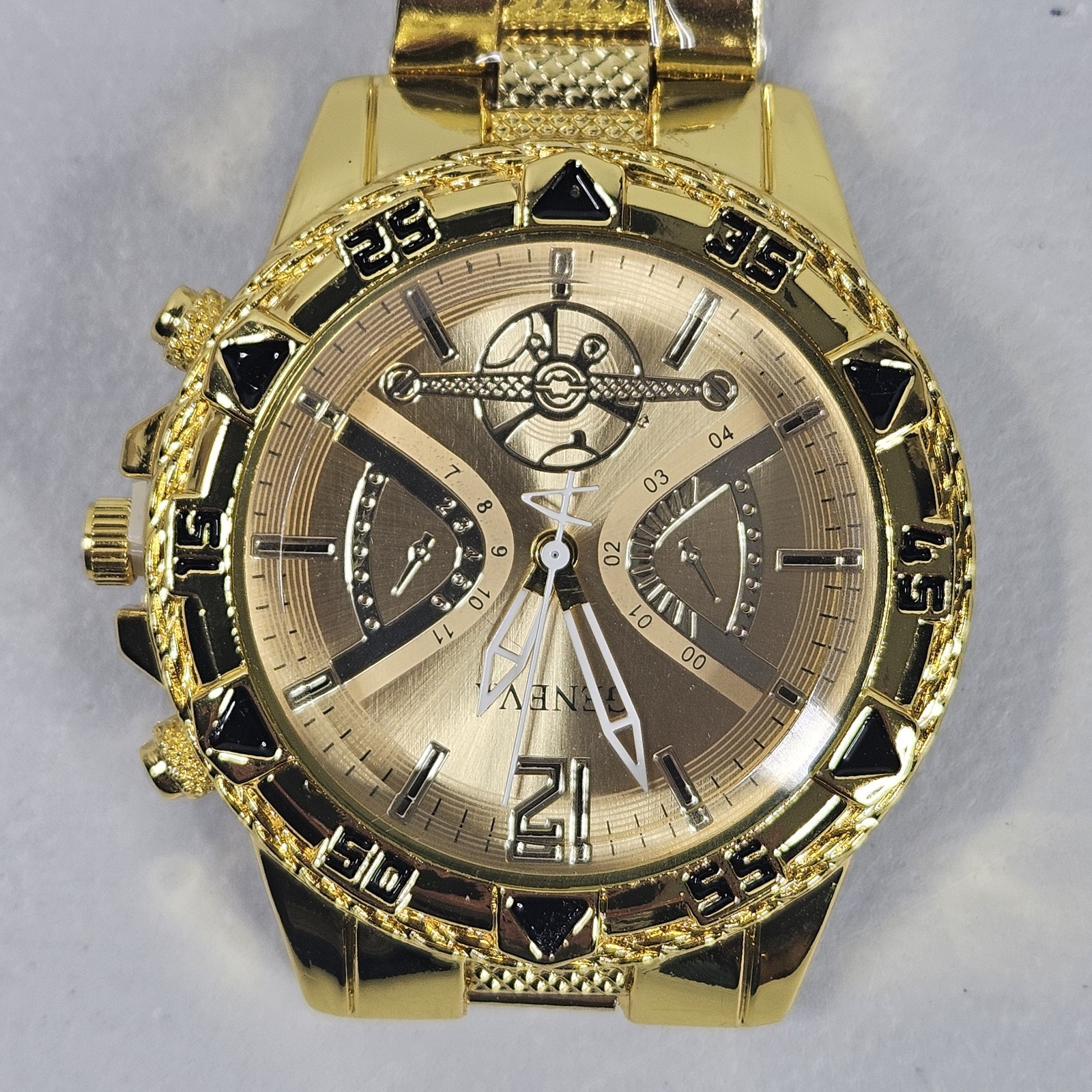 Men’S Quartz Watch Round Dial Alloy Case Zinc Alloy Strap Battery Powered