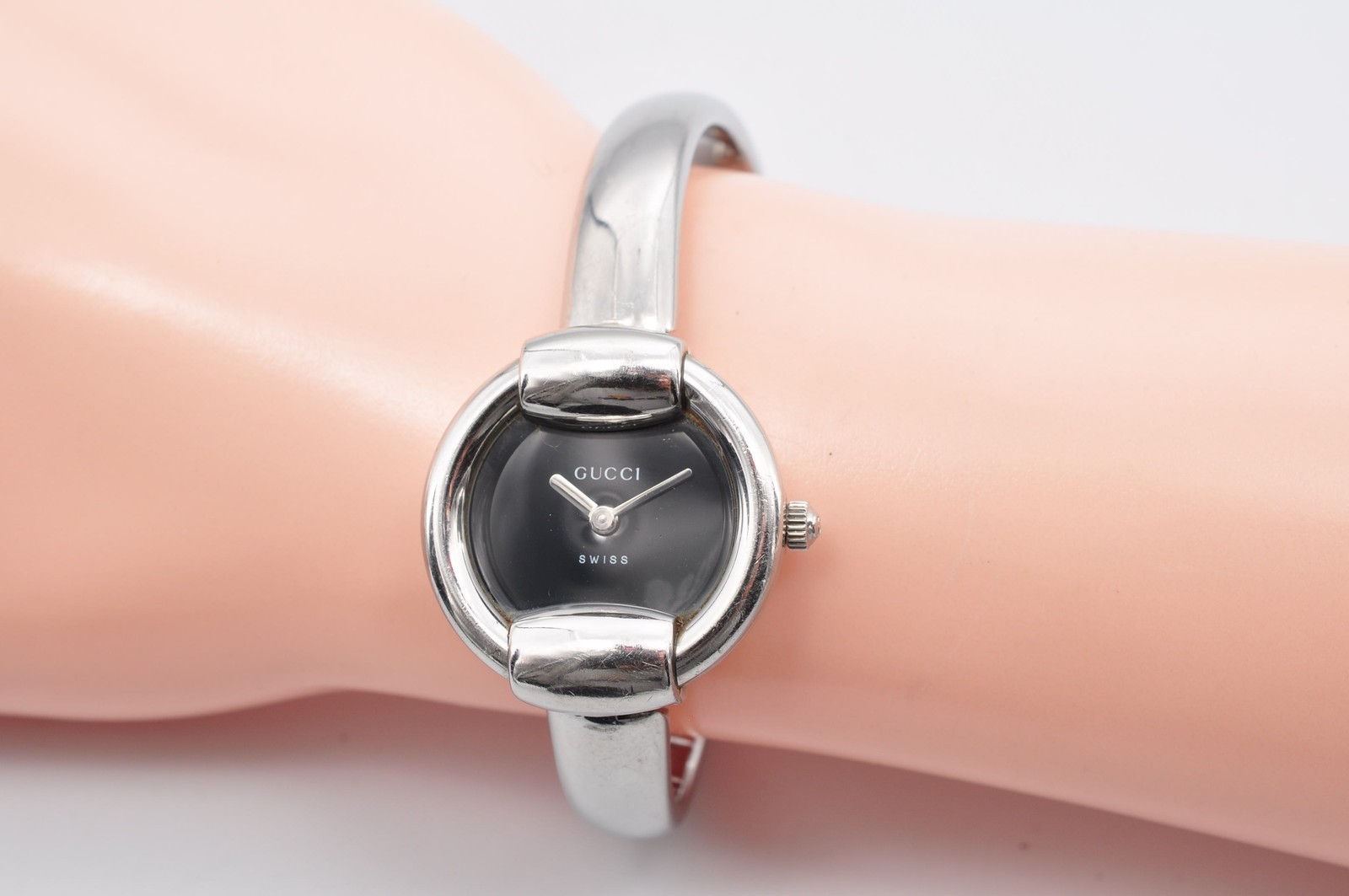 GUCCI 1400L Quartz Analog Silver Bangle Watch w-11113