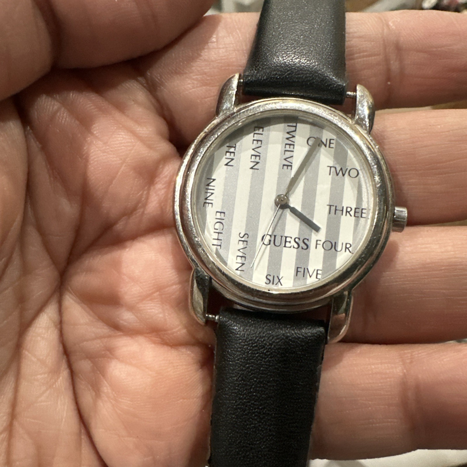 Working Vintage Guess Unisex Watch 1993 Silver Tone Gray Fancy Dial 34mm Fit 7.5