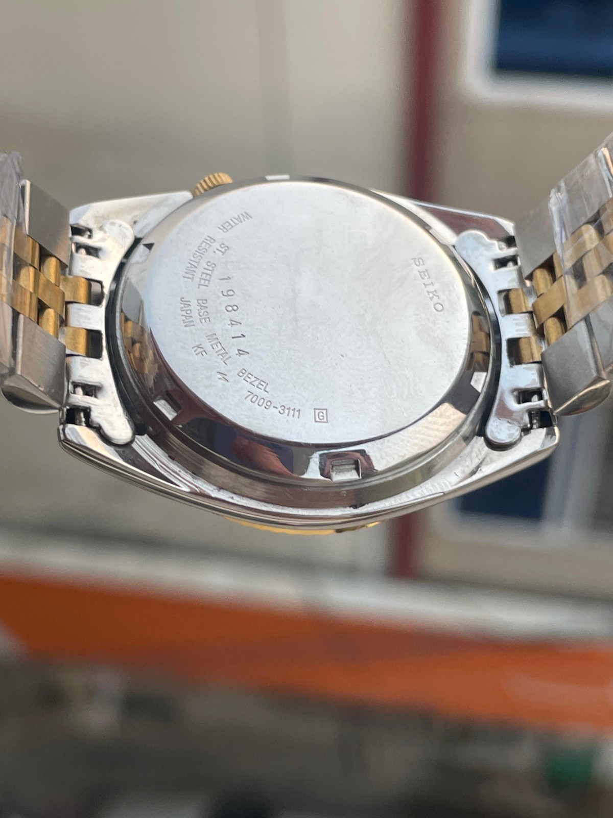 Two Tone Fluted Bezel Seiko 5 7009-3111 white Sunburst Dail 17 Jewels Mens Japan