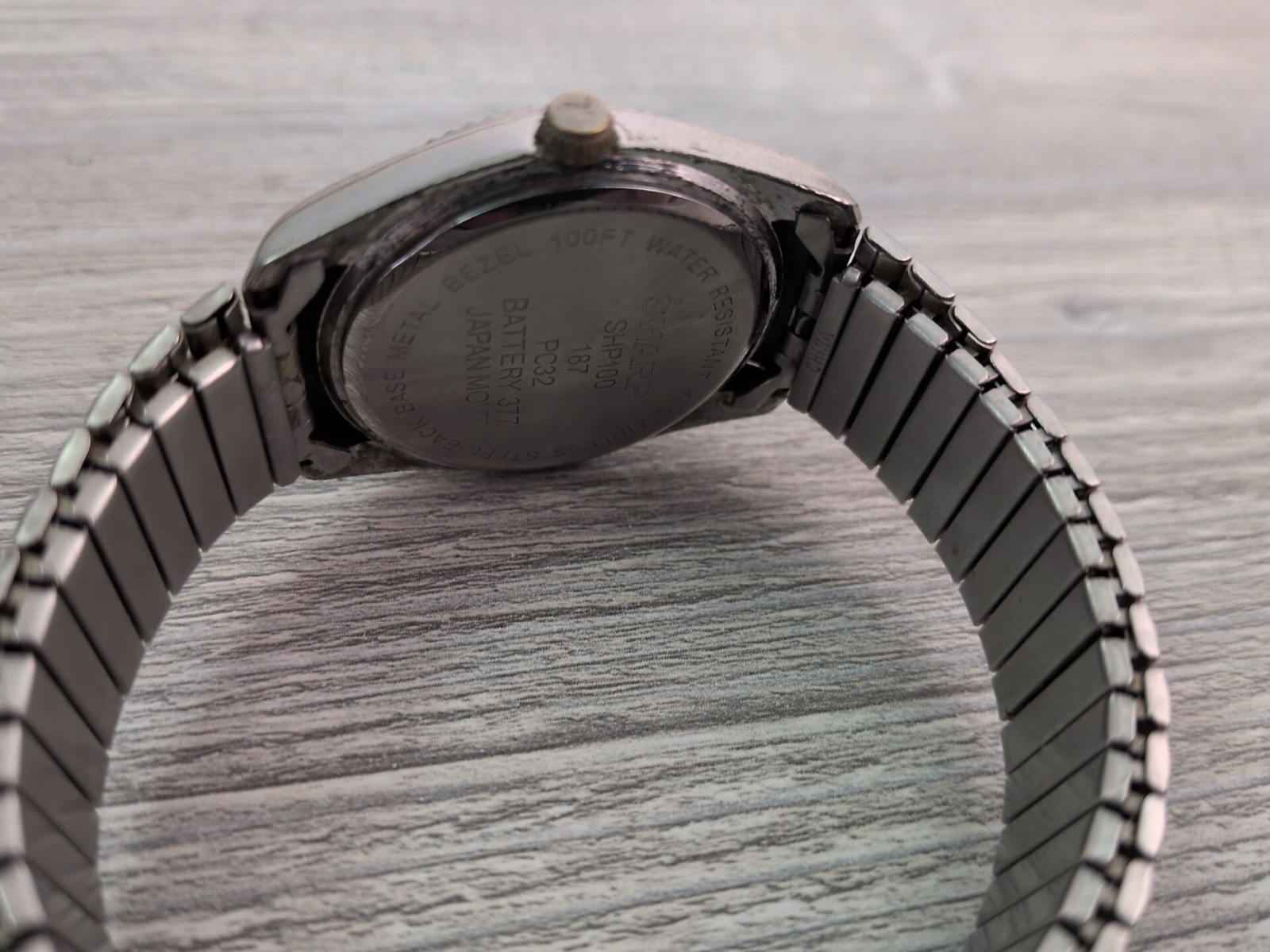Sharp Mens Watch w/Date Indicator 100 Feet Water Resistant Gold & Silver NICE