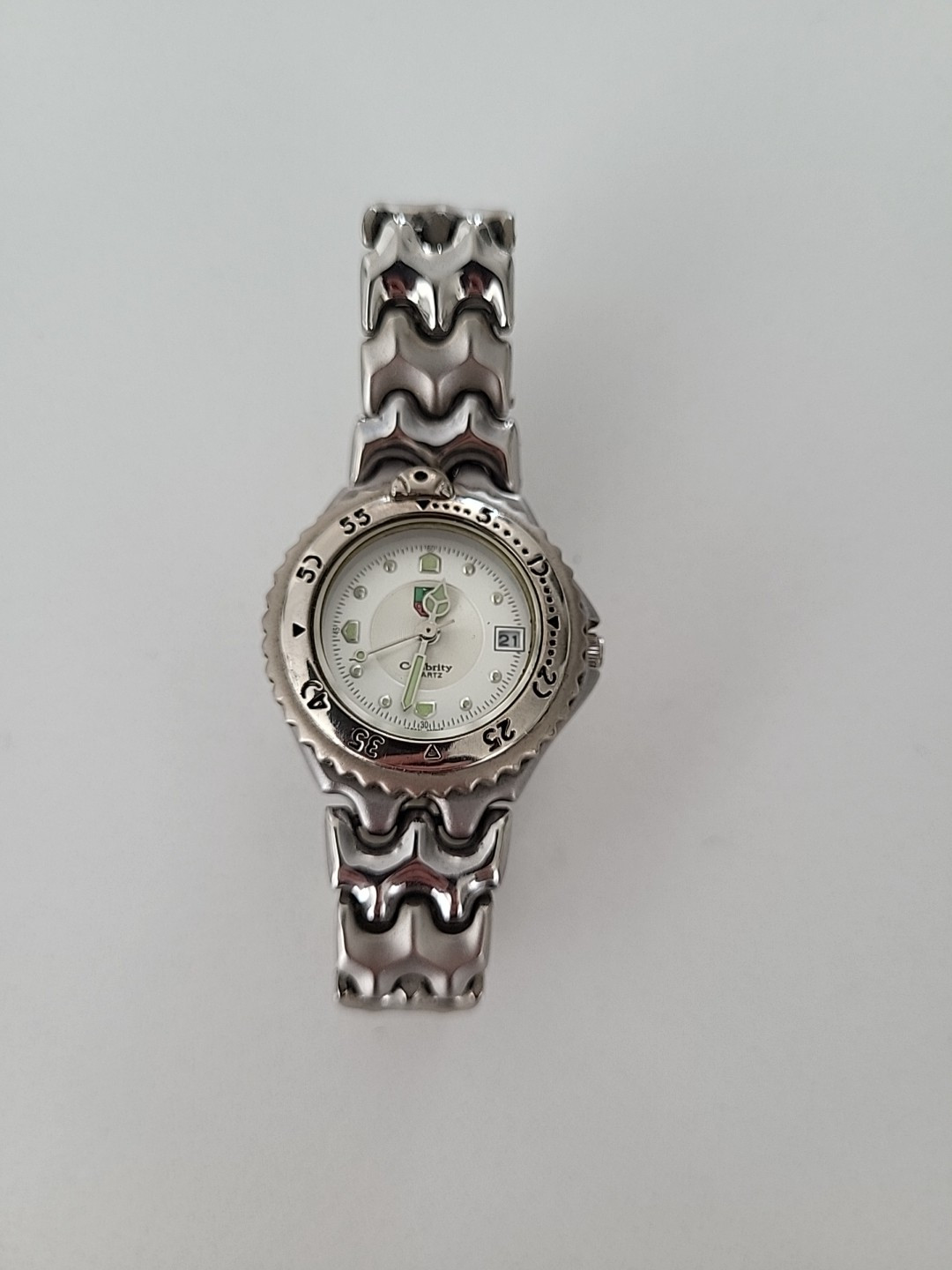 Ladies Vintage Celebrity Quartz Analog Watch with stainless steel band