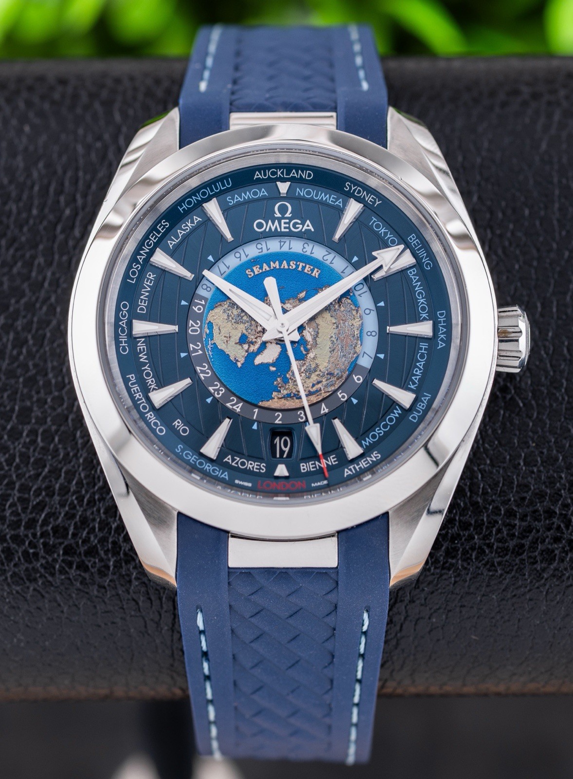 Omega Seamaster Aqua Terra Worldtimer 220.12.43.22.03.001 with Box & Papers!!