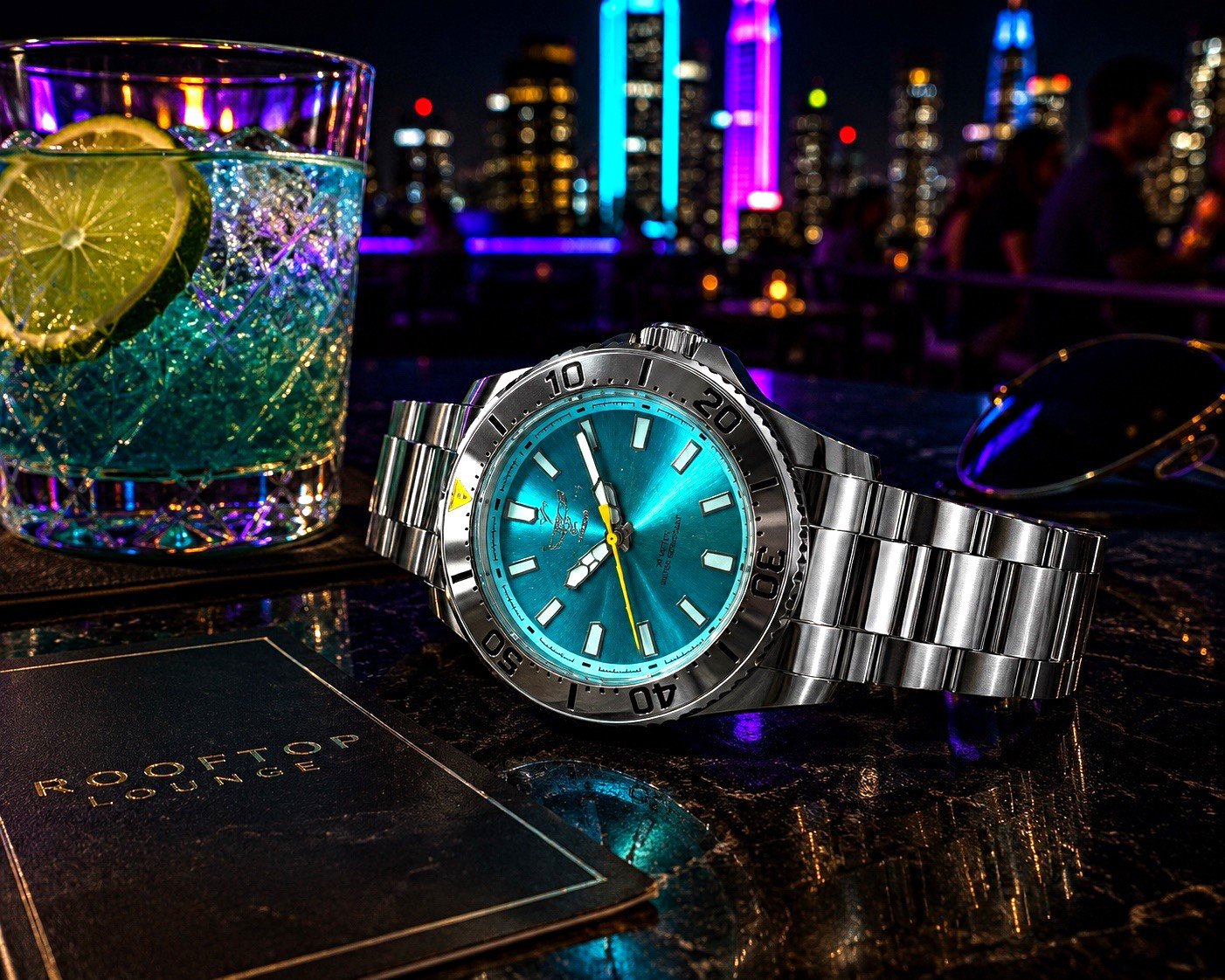Invicta Pro Diver Men’s 40mm Quartz Blue/Green Dial SS Bracelet 30m w/ Box