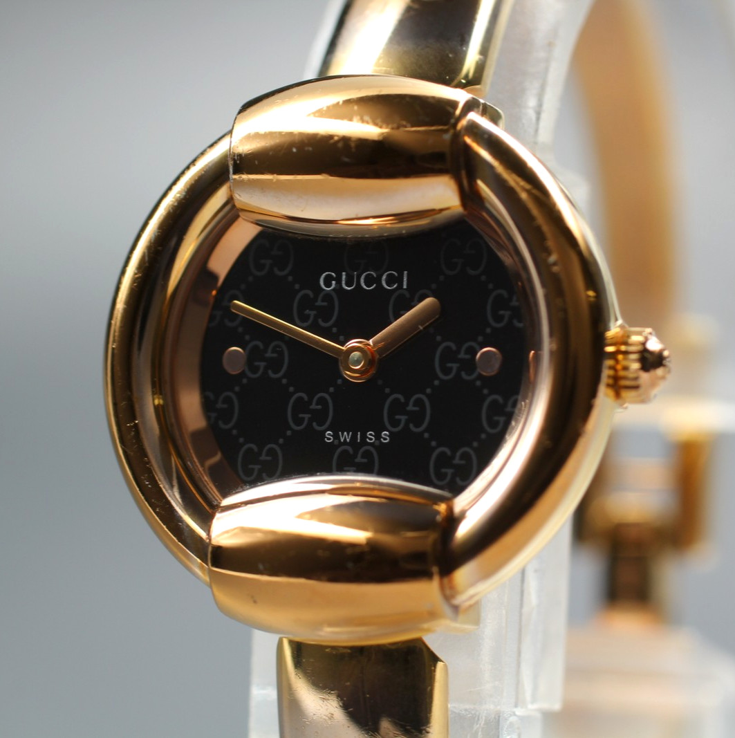 [N MINT] Vintage Gucci 1400L 25mm Black Logo Dial Gold Bangle Qz Women’s Watch