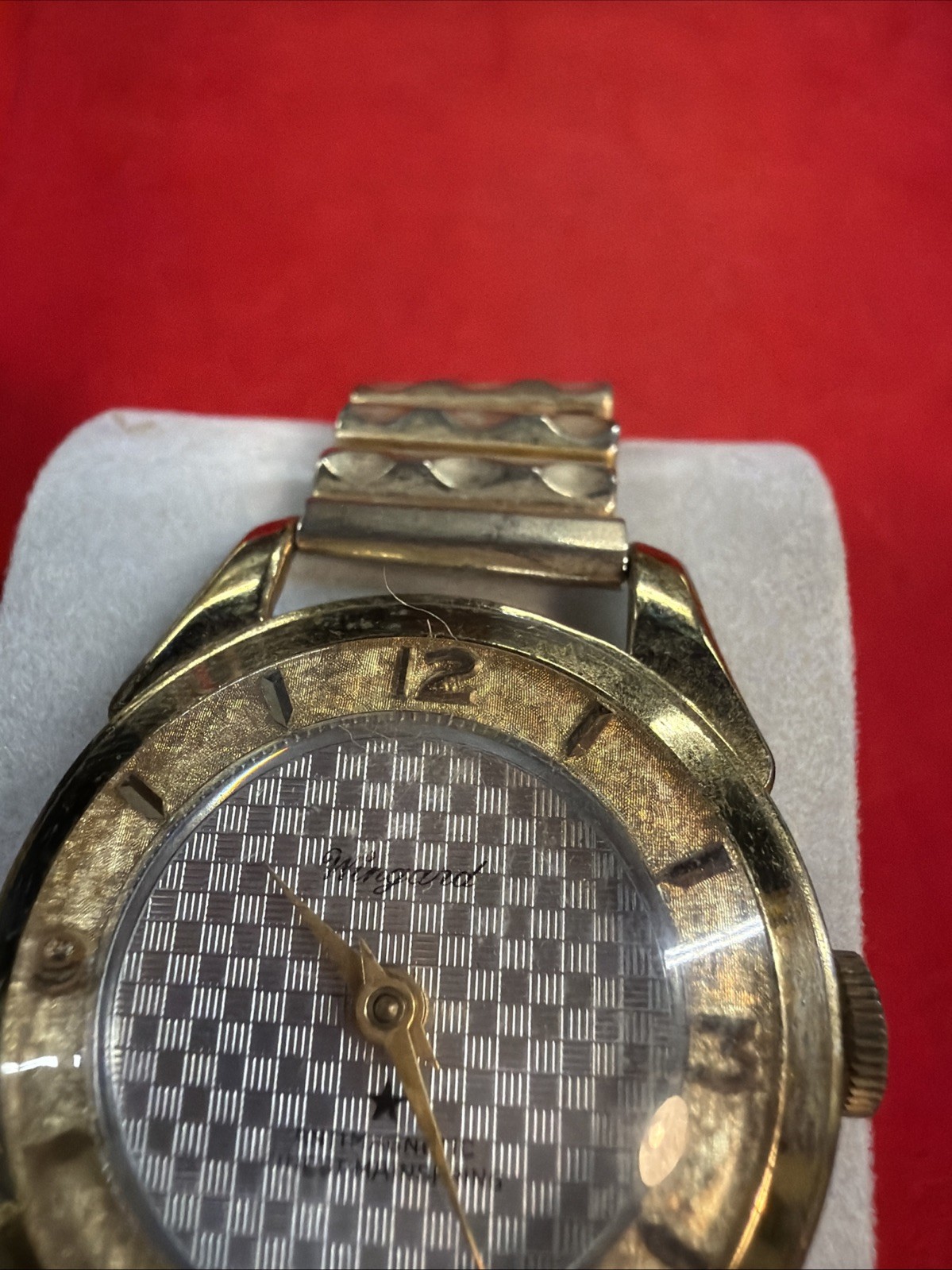 Wingard wristwatch features a textured silver dial Decorative Band Needs Battery