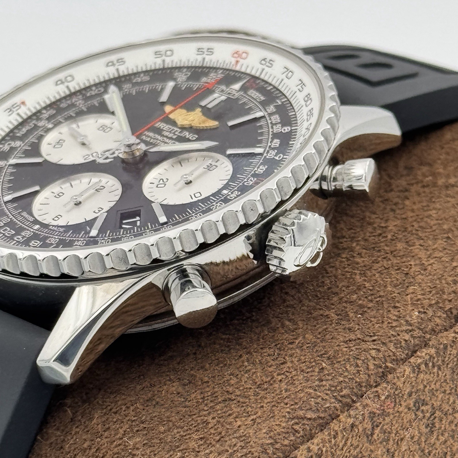 Breitling Navitimer B01 AB012012 – Black Dial – 43mm Full kit Free shipping