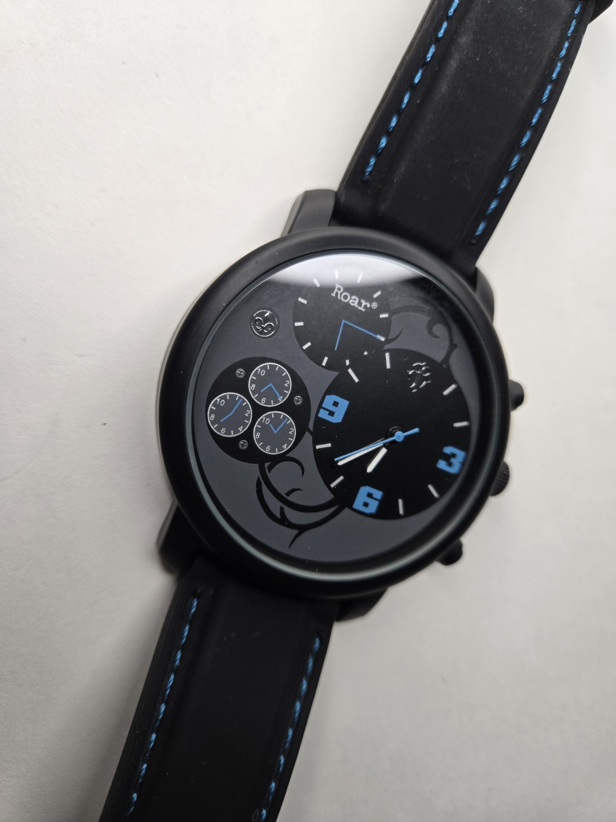 Roar Black Light Blue Gray Dial Round Case Rubber Band Men’s Watch Working