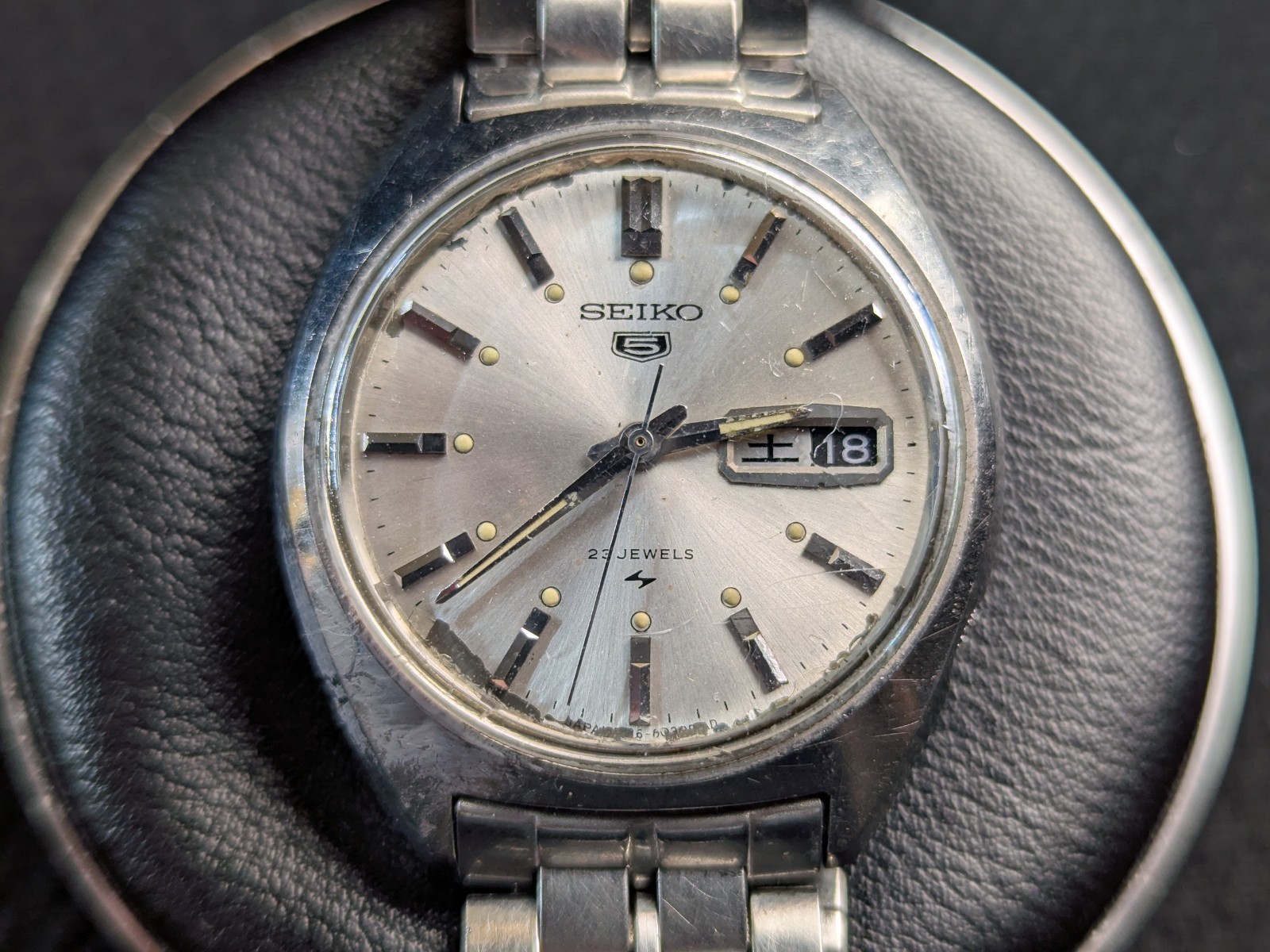 Seiko 5 5126-8010 Vintage Auto 23J Silver Dial Two Tone RUNS AND STOPS PROJECT