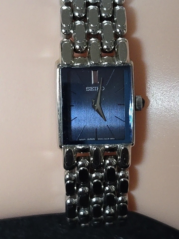 Seiko Rare Vintage 1F20 Womens Blue Dial Quartz 15MM Bracelet Watch Pre-owned