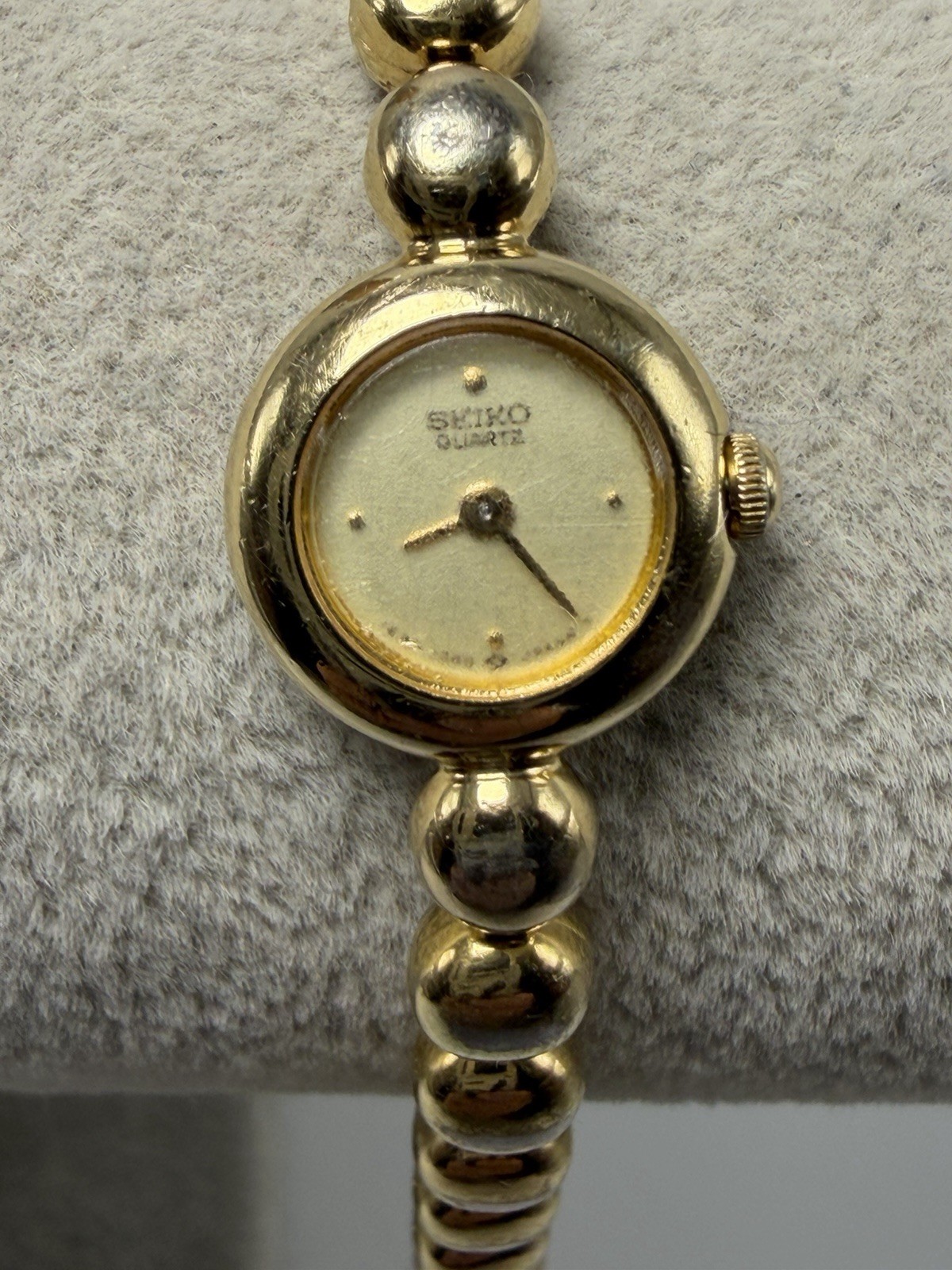Scratched Seiko 1E20-0079 New Battery Ladies Watch 14MM 6″ Gold Tone