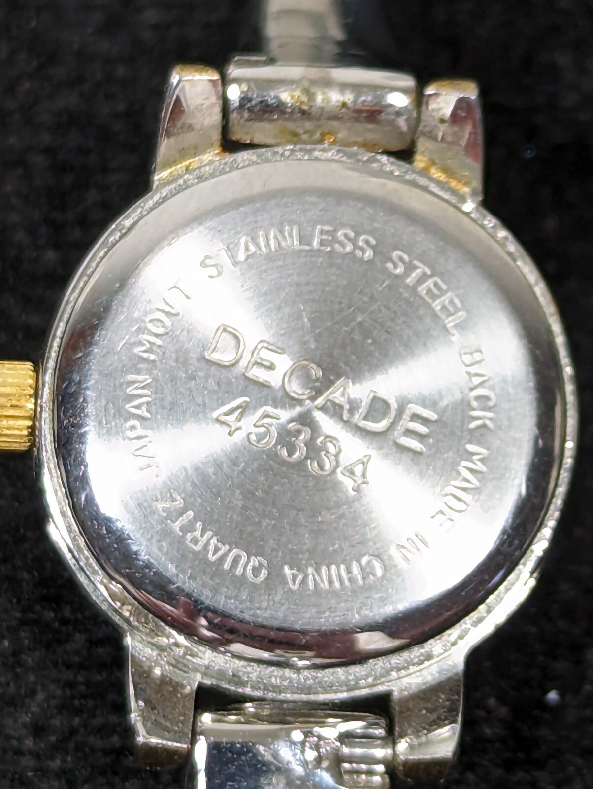 Decade Womans White Dial Round Silver Tone Case Bracelet Band Watch 6.75 In
