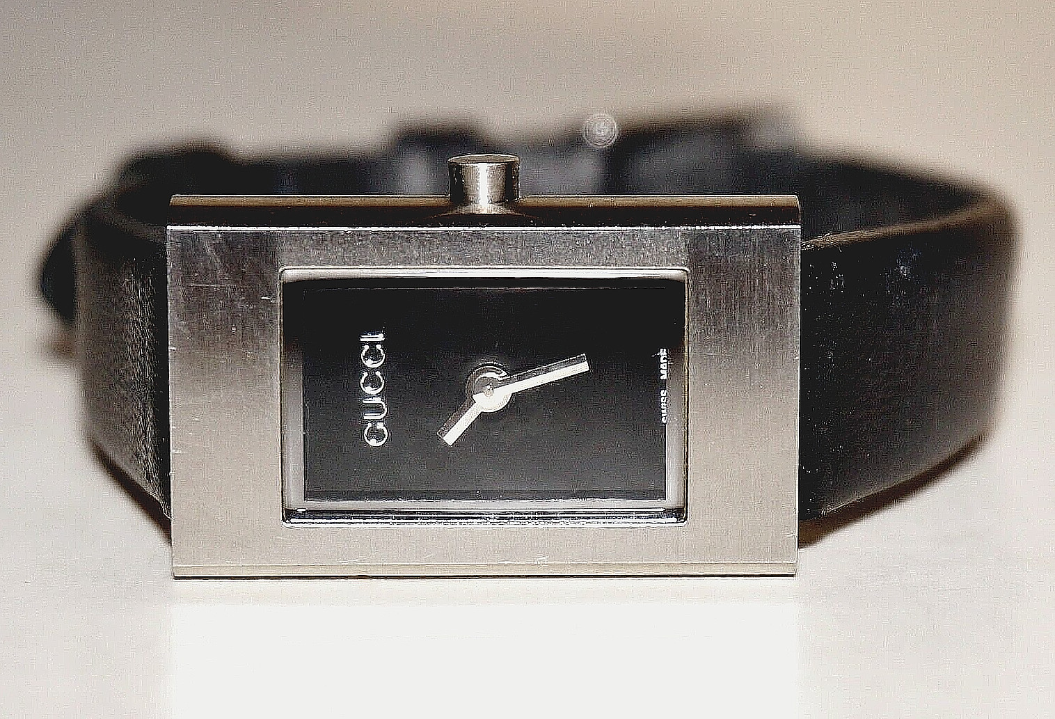 GUCCI 1600 Stainless Steel 83003L & Black Leather Quartz Watch *NEEDS BATTERY