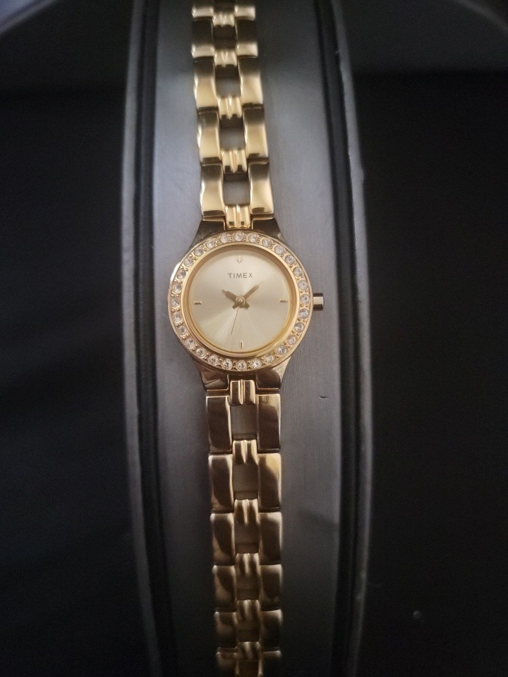 Timex Women’s Gold Toned Bracelet link Band Analog Watch Rhinestones vintage