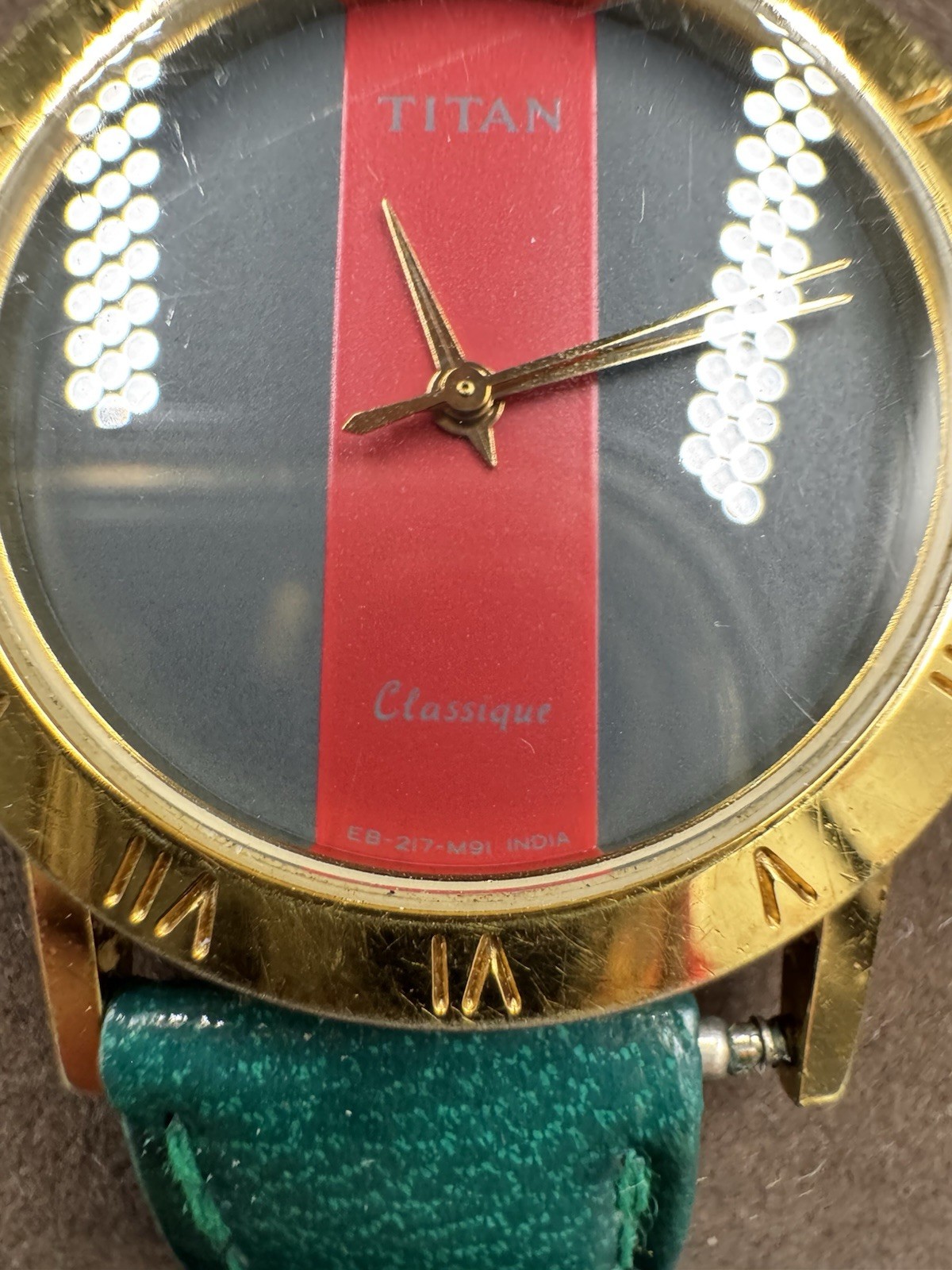 Vintage Titan Classique Quartz Split Red Gray Dial India 217C-06 Running New Bat