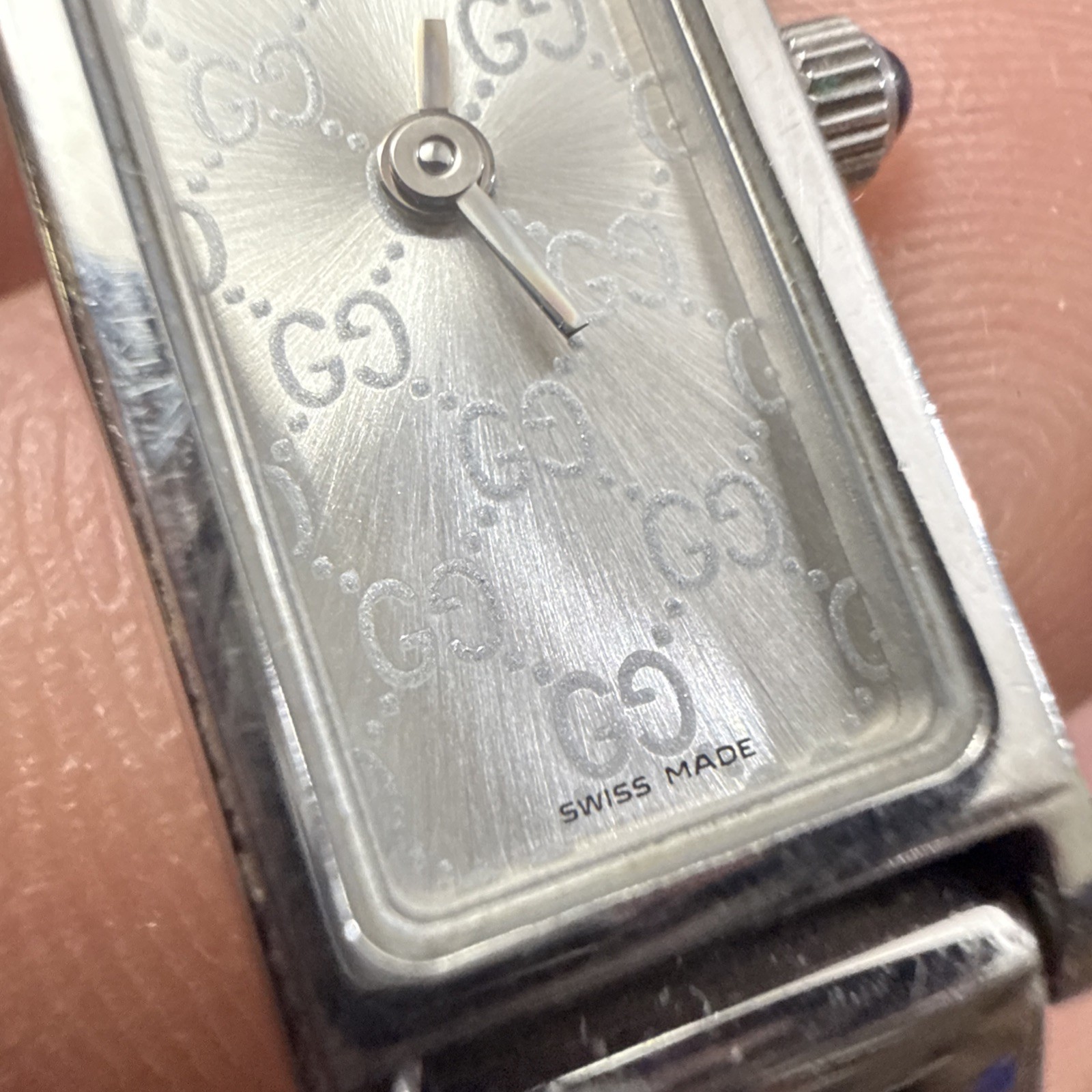 Gucci 1500L Diamond Silver Dial Bangle Women’s Quartz Watch -RUNS-PLS READ DESC.