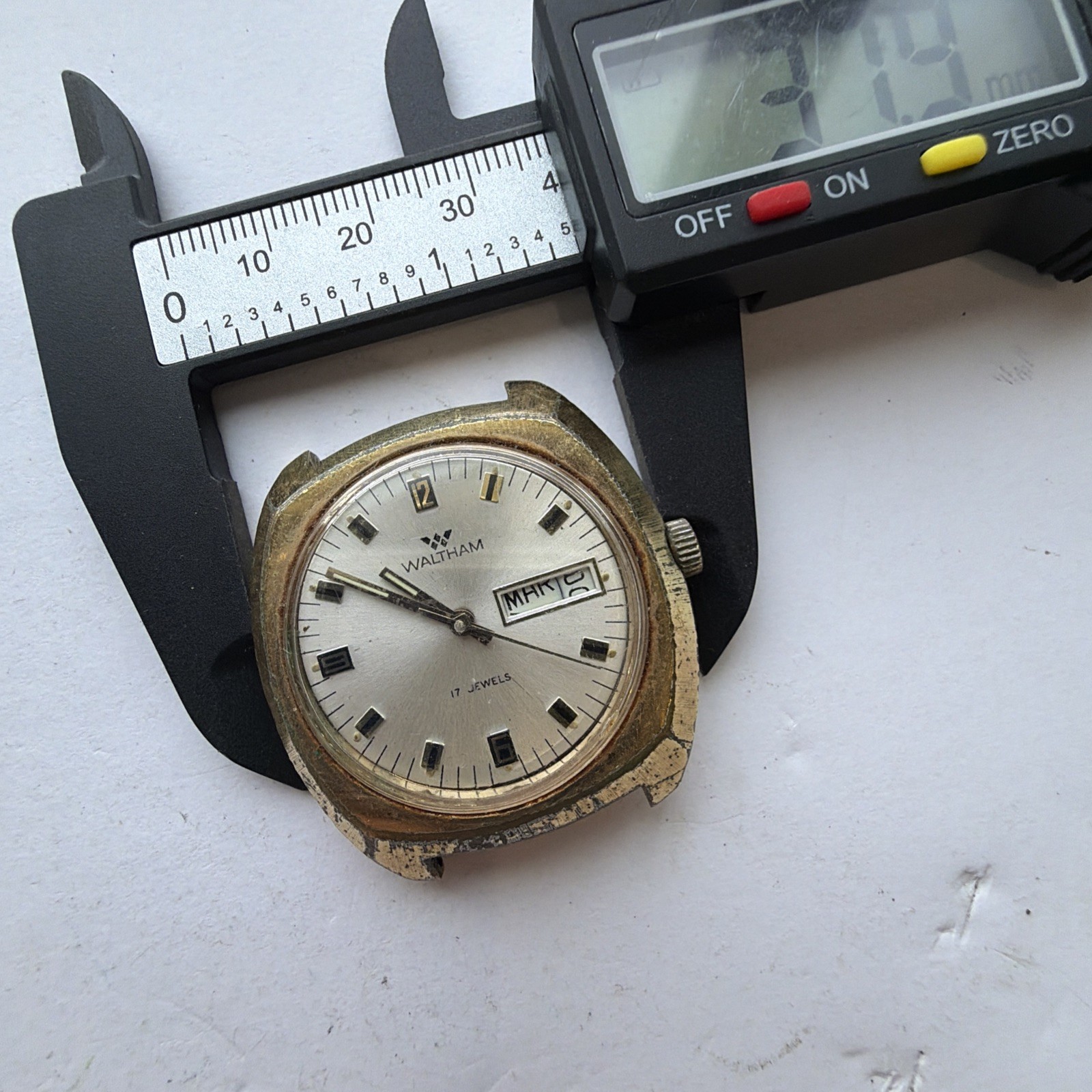 AU74 VTG Mens Waltham Mechanical 17J Day-Date Watch 38mm Repairs Runs On-Off**
