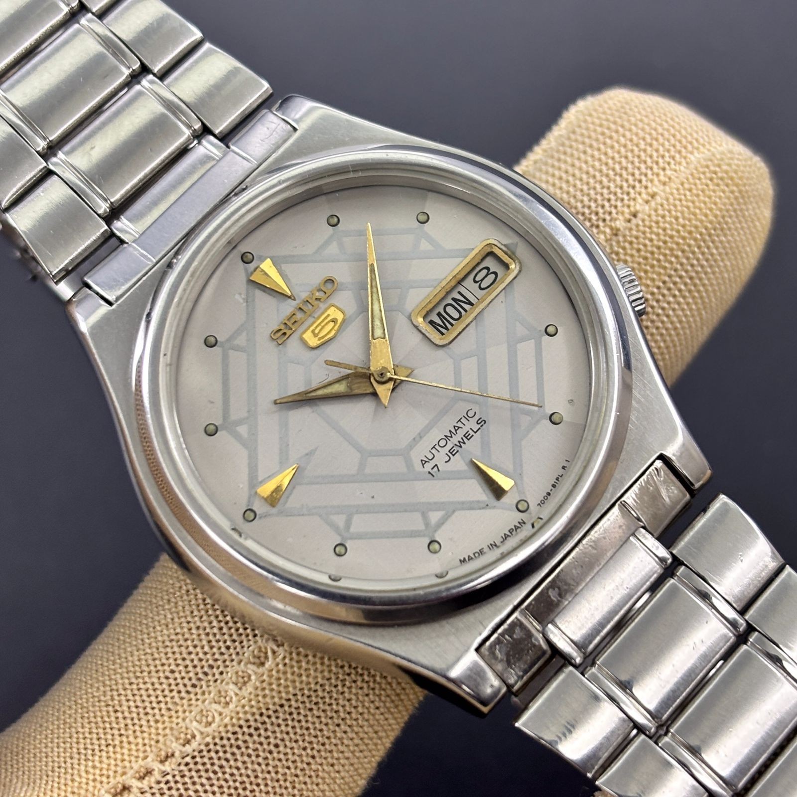 Vintage Seiko 5 Automatic Grey Lattice Dial Japan Made Men’s Watch 7009-3171.