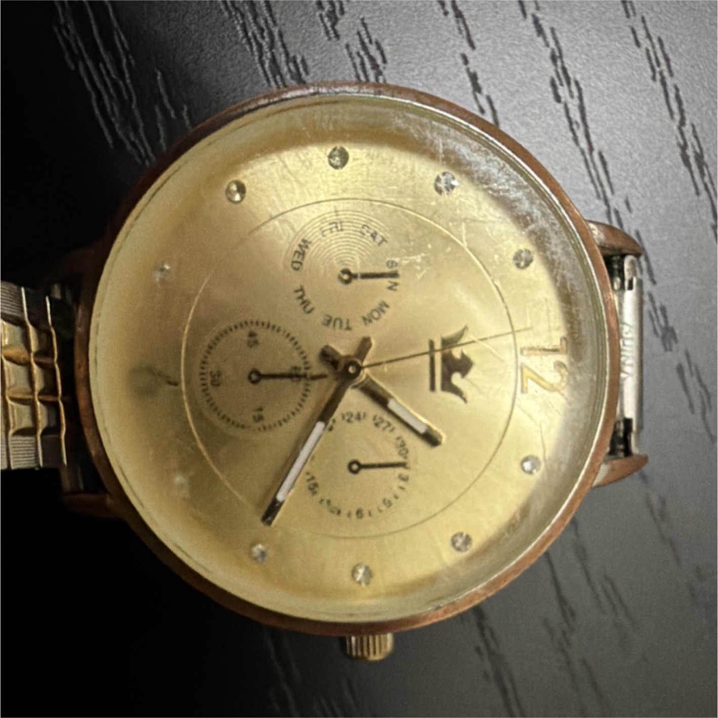 Analog Wristwatch Day/Date Gold Dial Stick Indexes Gold Metal Bracelet Round