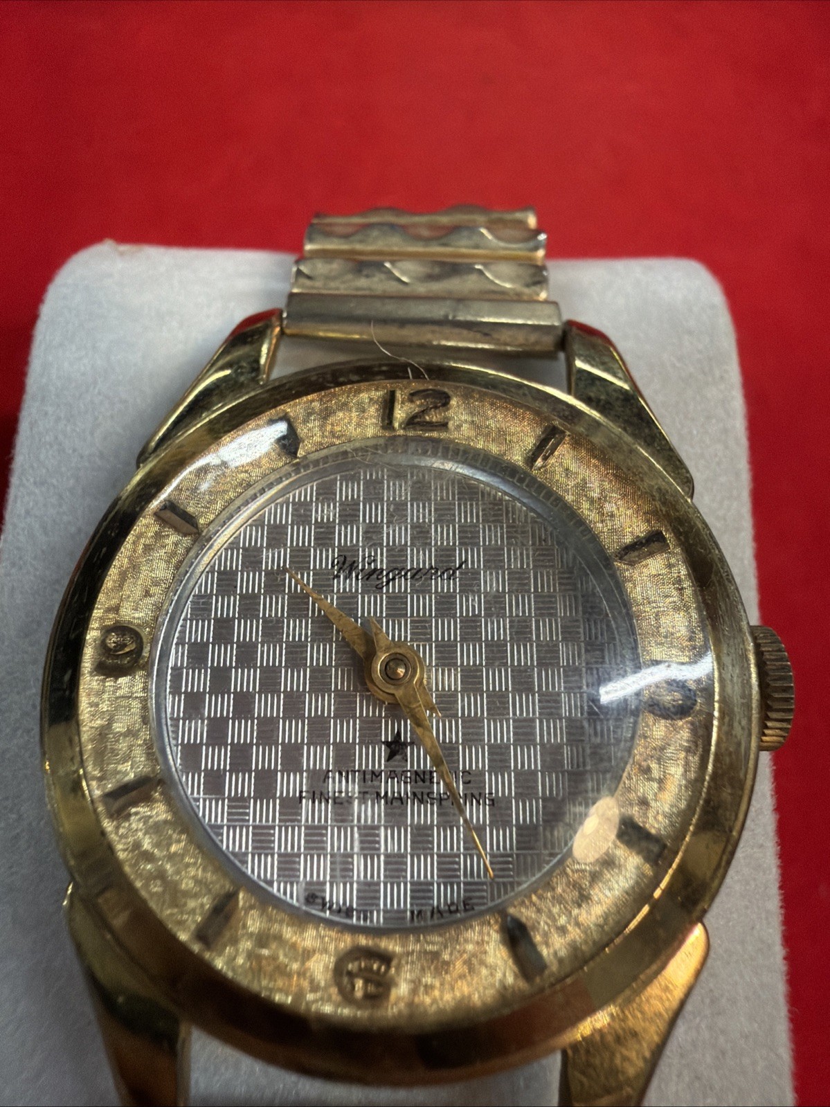 Wingard wristwatch features a textured silver dial Decorative Band Needs Battery