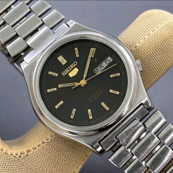 Vintage Seiko 5 Automatic Black Railway Dial Japan Made Men’s Watch 7009-3171.