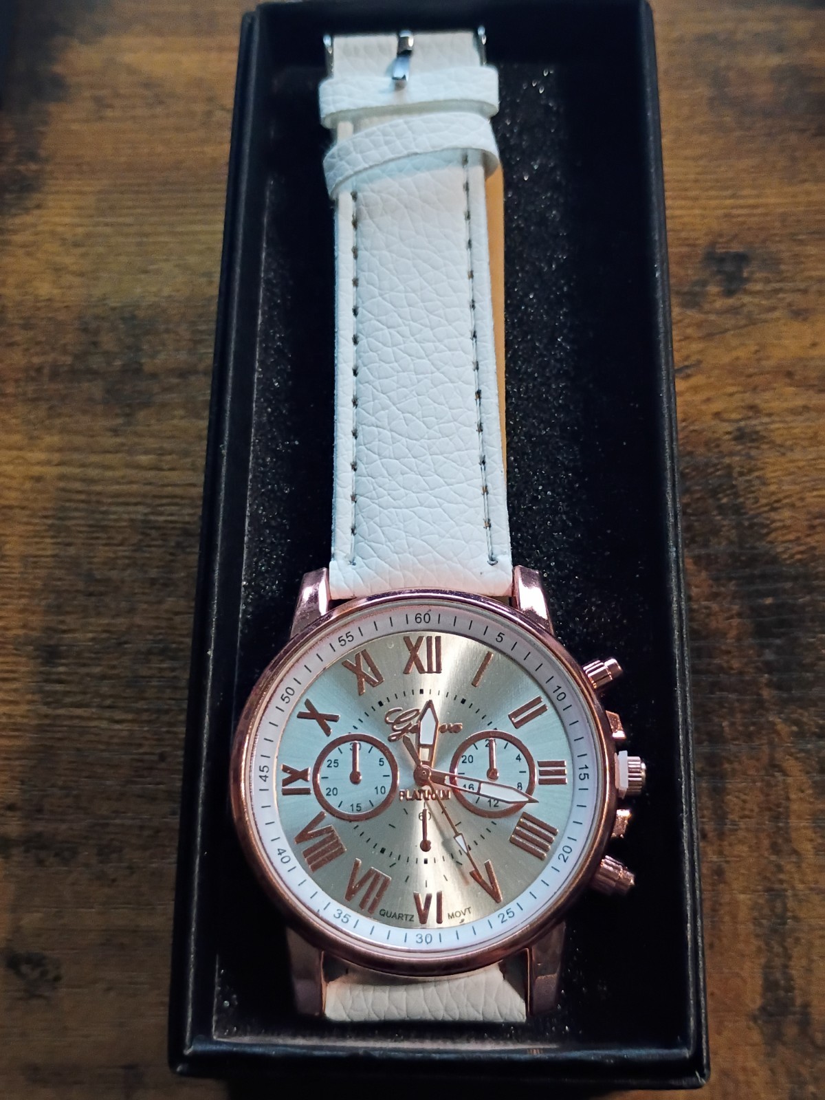 Geneva Quart Round Face & Matching Band Smart Looking Pu Leather Women watches