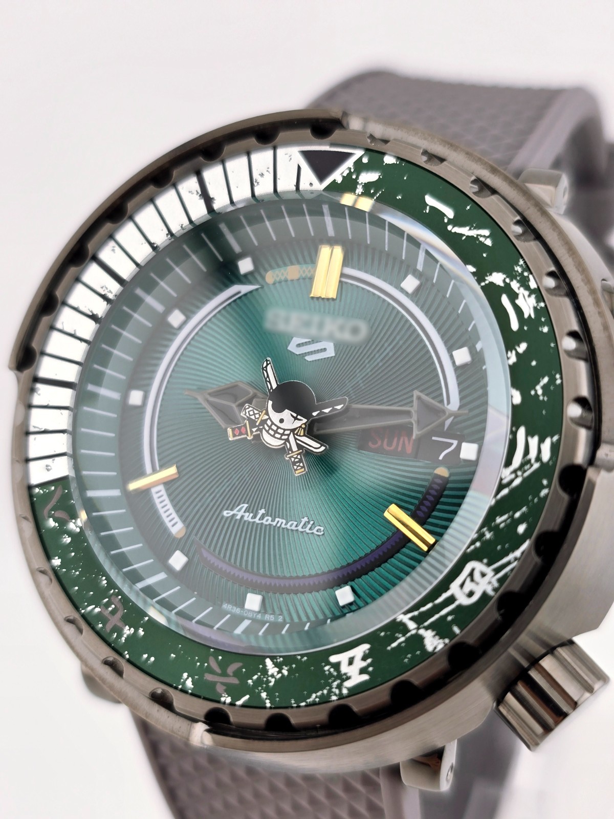 ZORO | One Piece CUSTOM Watch Mod: Automatic NH36, Sapphire Glass, Ceramic Bezel