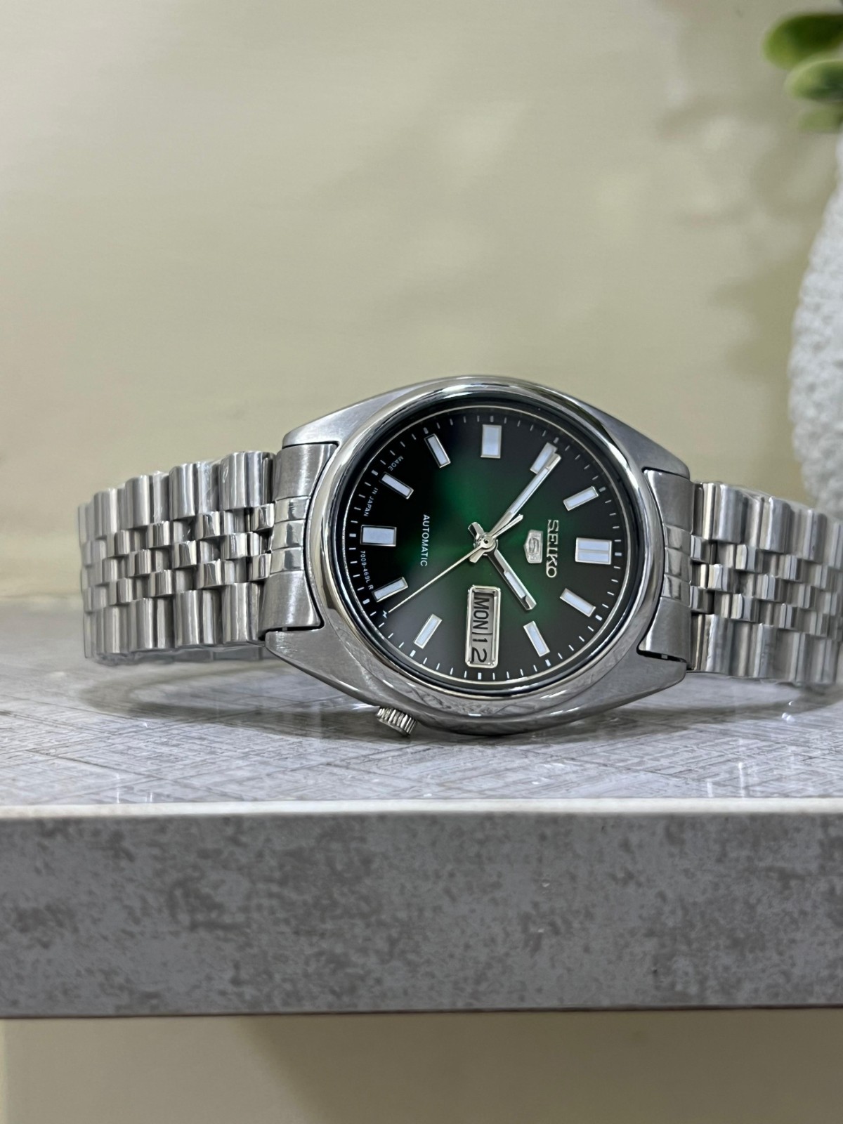 Seiko 5 Automatic Green and Black Dial Mens Watch Japan Made 7009