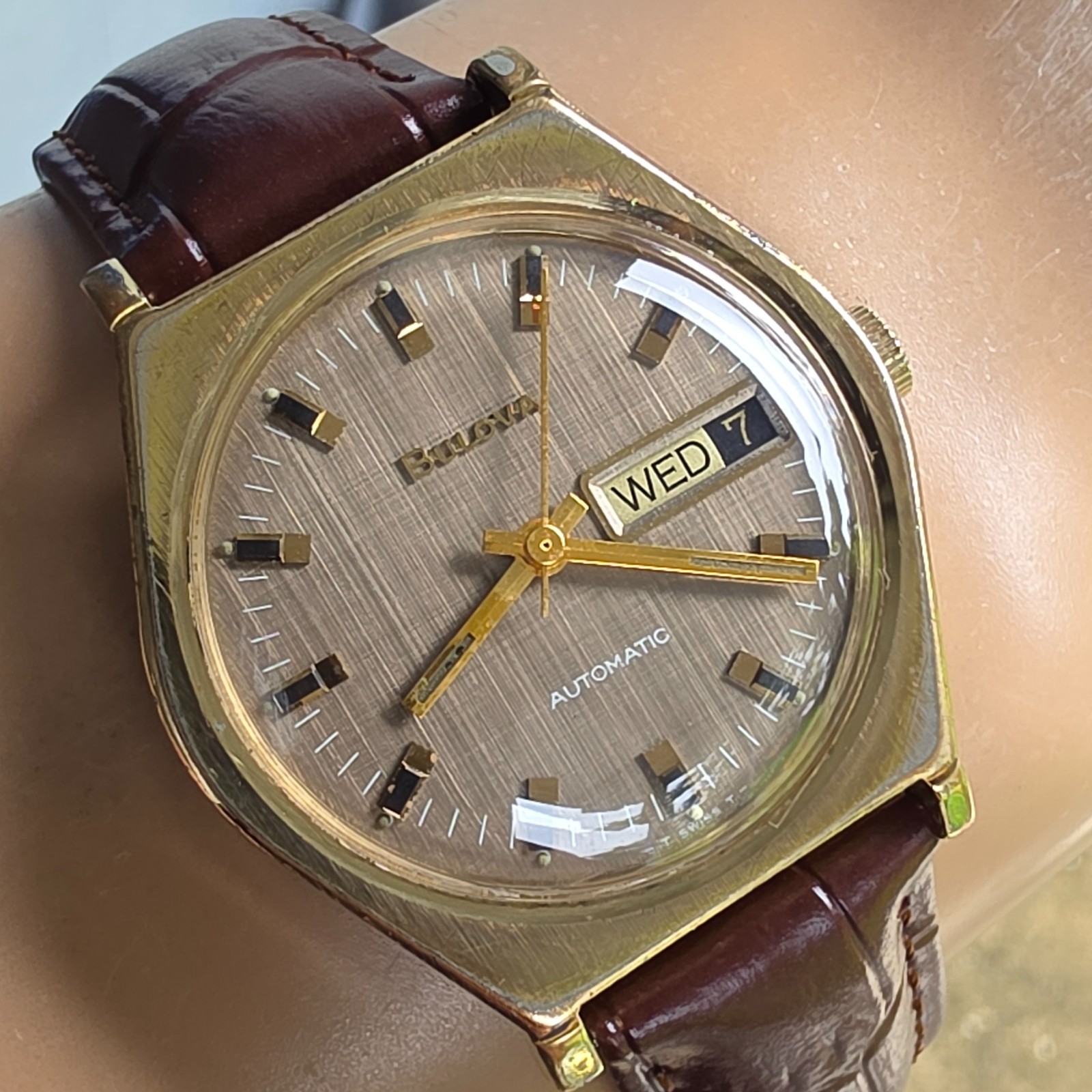Vintage BULOVA Golden Clipper “AB”men’s automatic watch Linen dial day/date 1974