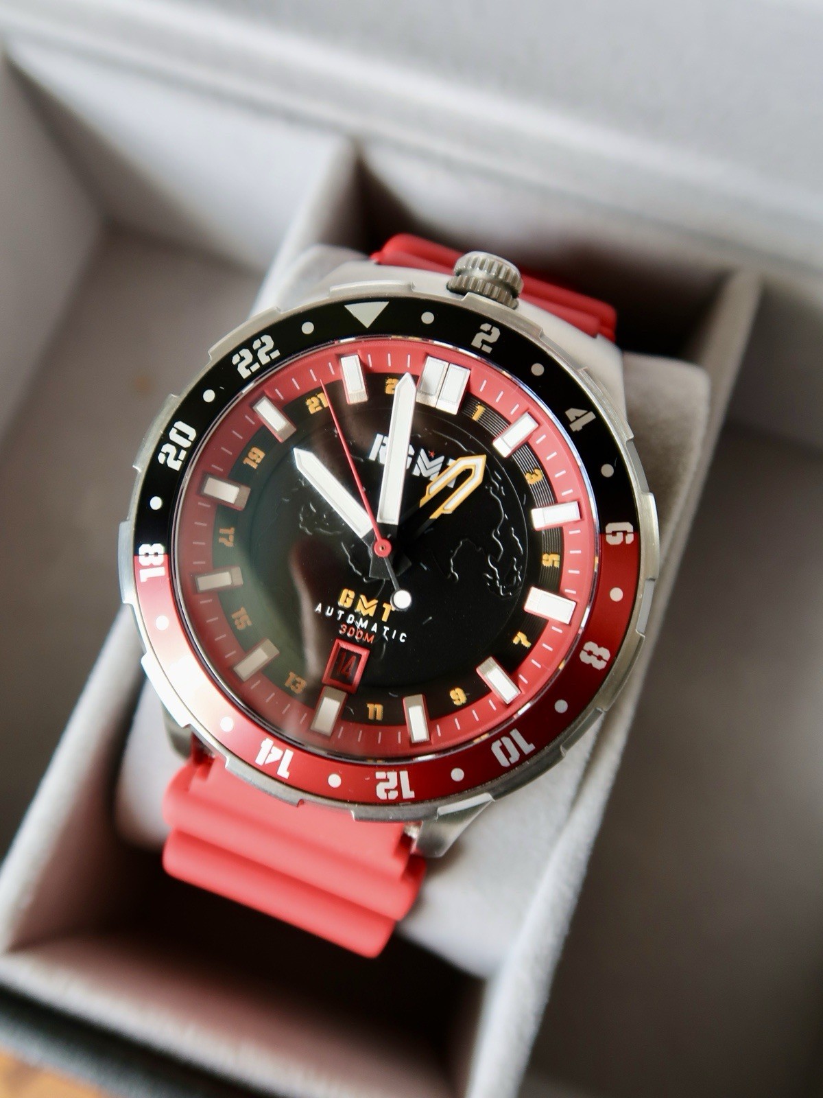 GMT Automatic Watch 30m GMT 24-Hour Bezel Date Black/Red Dial Red Rubber