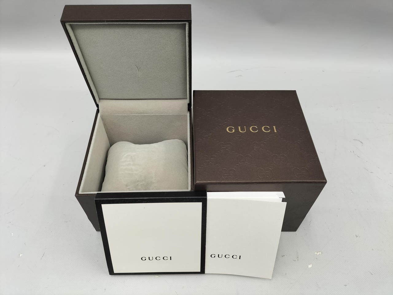 Quartz Analog Watch Model Number YA137301 GUCCI
